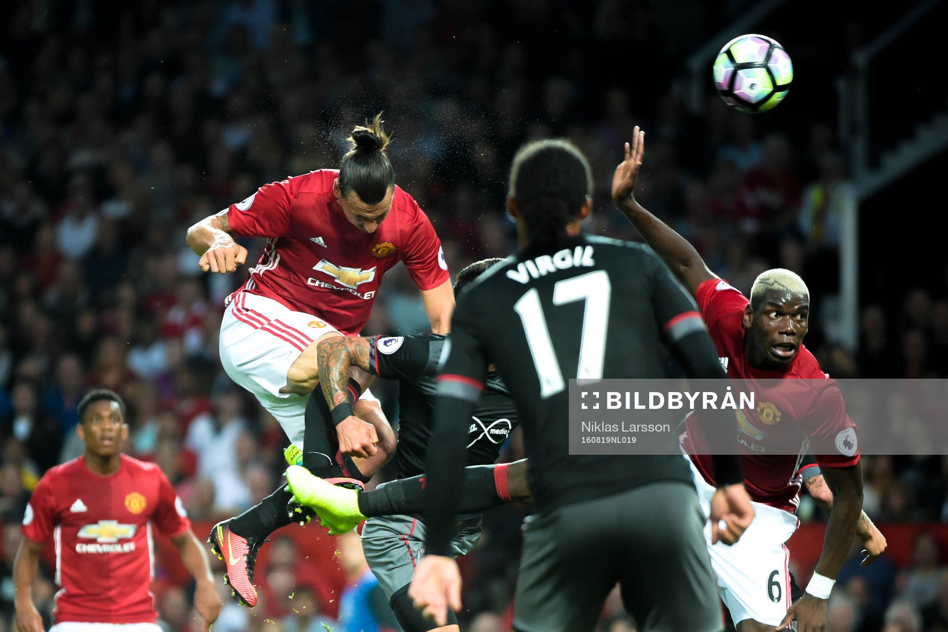 Manchester Uniteds  Zlatan Ibrahimovic gör 1-0