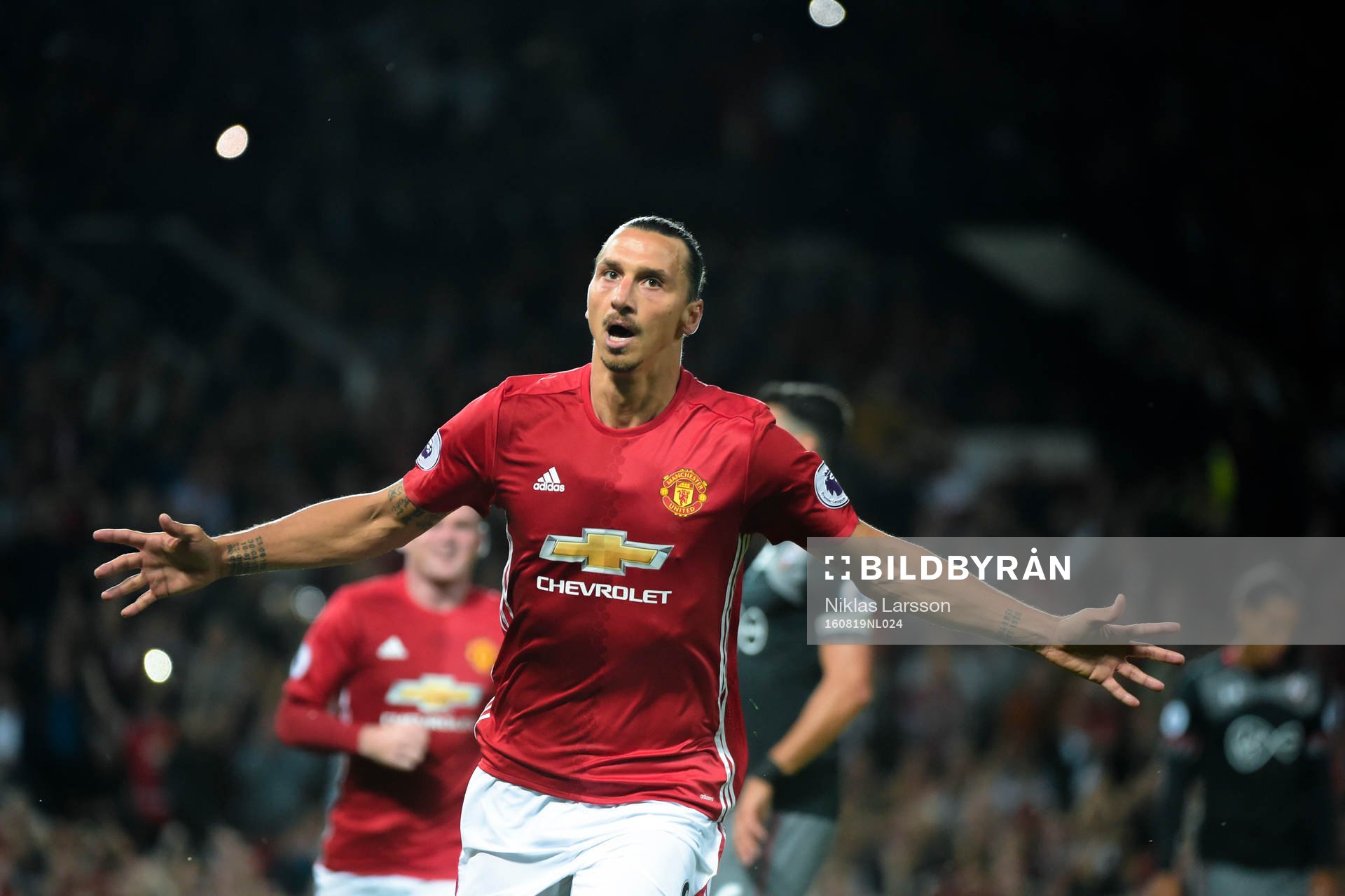 Manchester Uniteds Zlatan Ibrahimovic jublar efter 2-0 på straff under fotbollsmatchen i Premier League mellan Manchester United och Southampton den 19 augusti 2016 i Manchester.