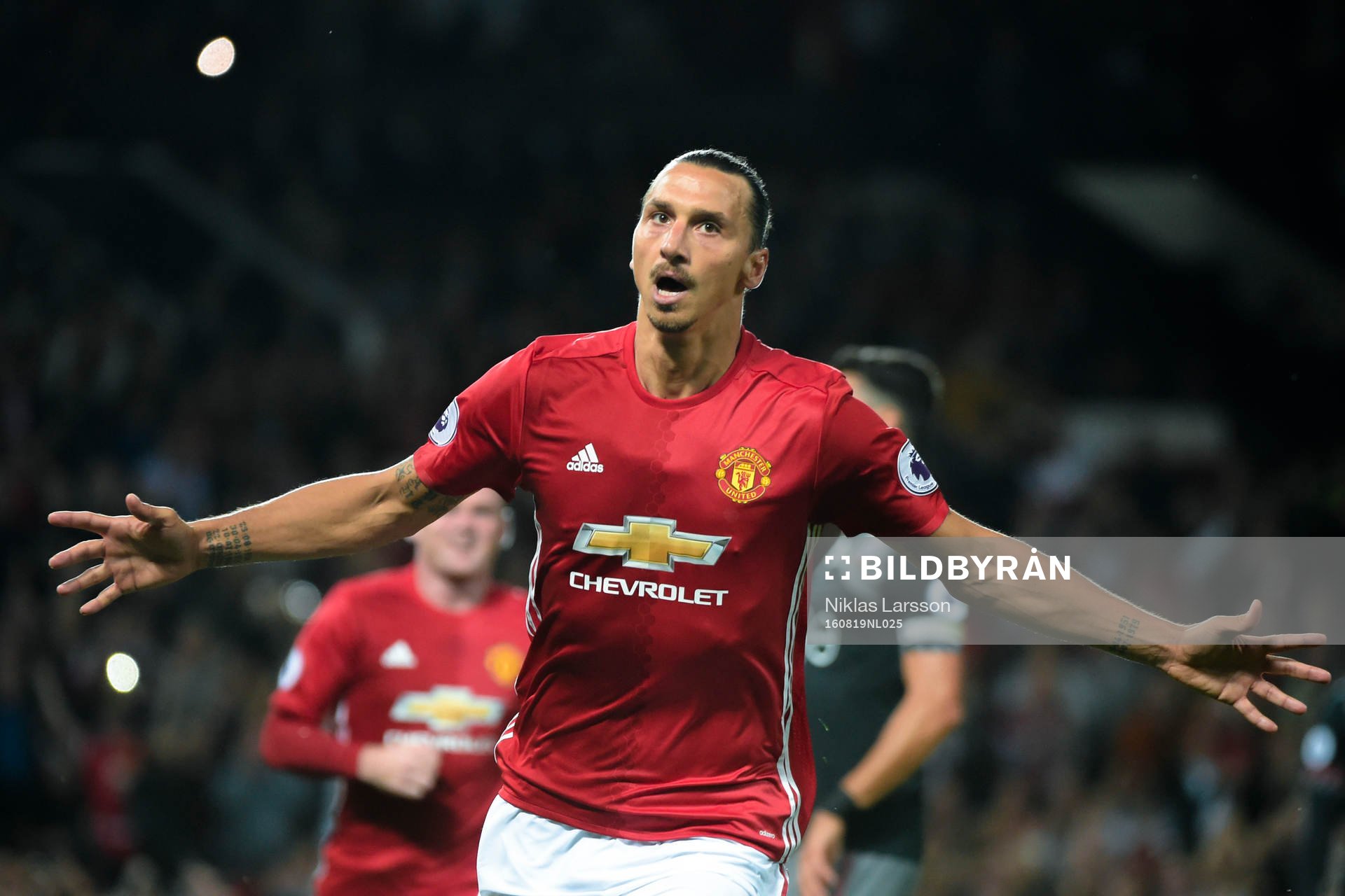 Manchester Uniteds Zlatan Ibrahimovic jublar efter 2-0 på straff under fotbollsmatchen i Premier League mellan Manchester United och Southampton den 19 augusti 2016 i Manchester.