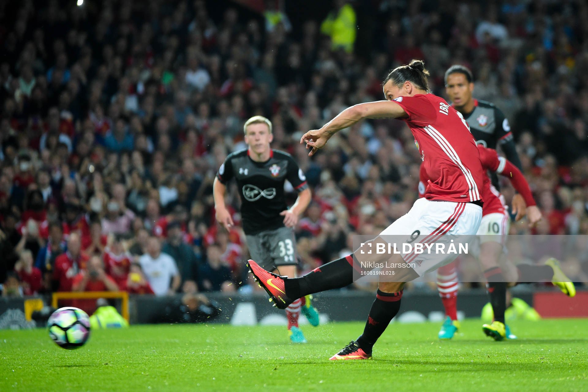 Manchester Uniteds Zlatan Ibrahimovic gör 2-0 på straff
