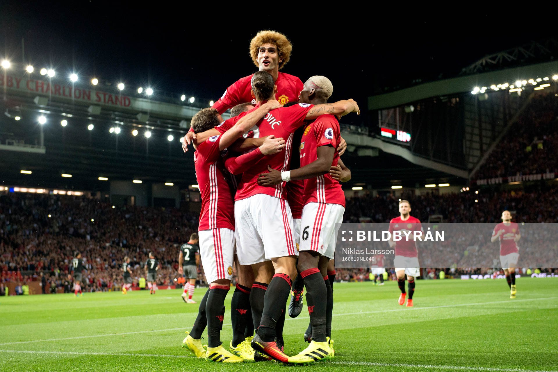 Manchester Uniteds Zlatan Ibrahimovic jublar med Marouane
