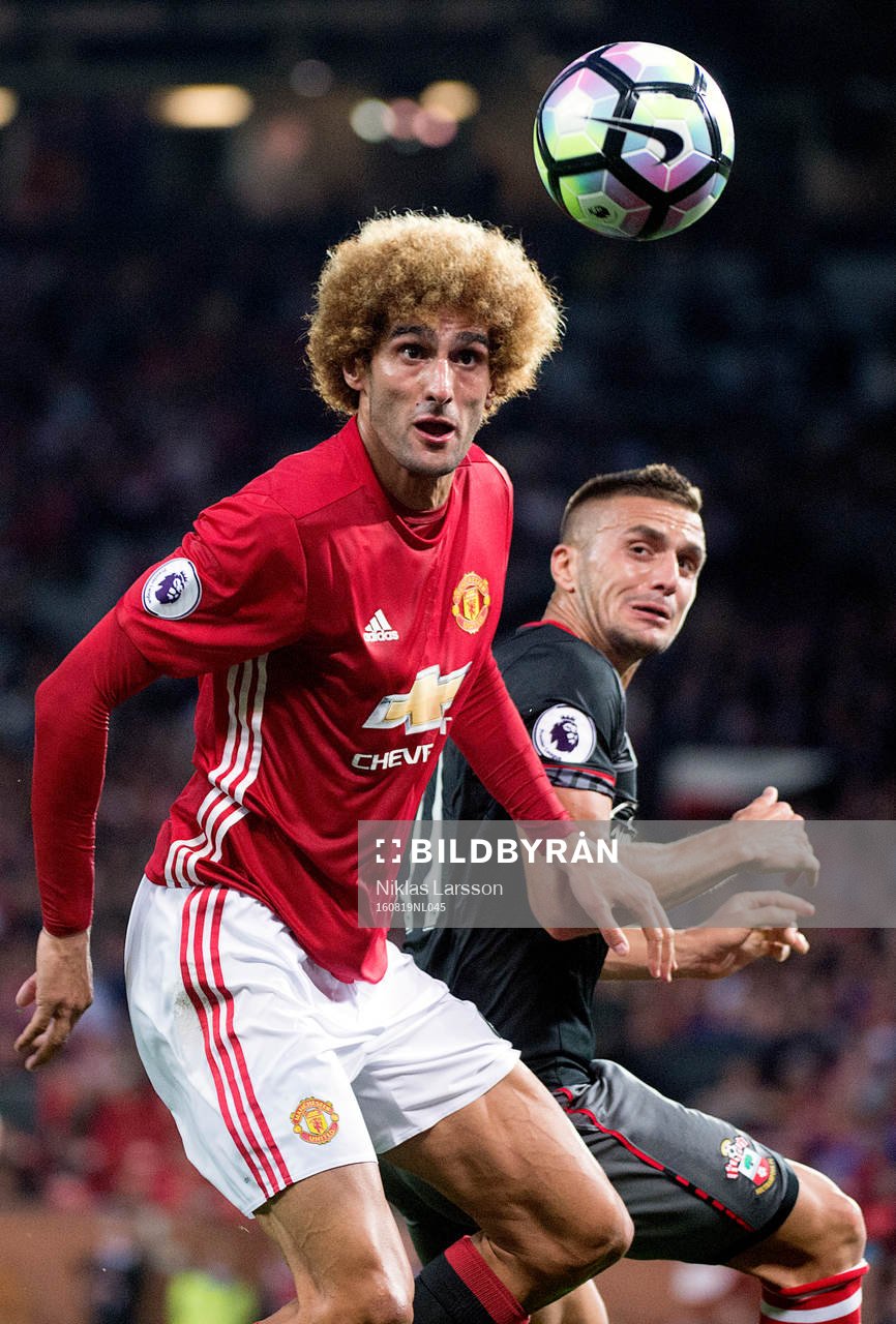 Manchester Uniteds Marouane Fellaini och Southamptons Dusan Tadic under fotbollsmatchen i Premier League mellan Manchester United och Southampton den 19 augusti 2016 i Manchester.