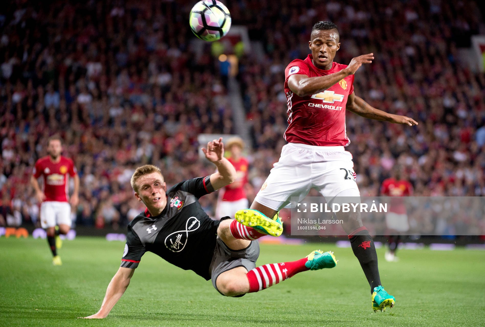 Manchester Uniteds Antonio Valencia och Southamptons Matt Targett under fotbollsmatchen i Premier League mellan Manchester United och Southampton den 19 augusti 2016 i Manchester.