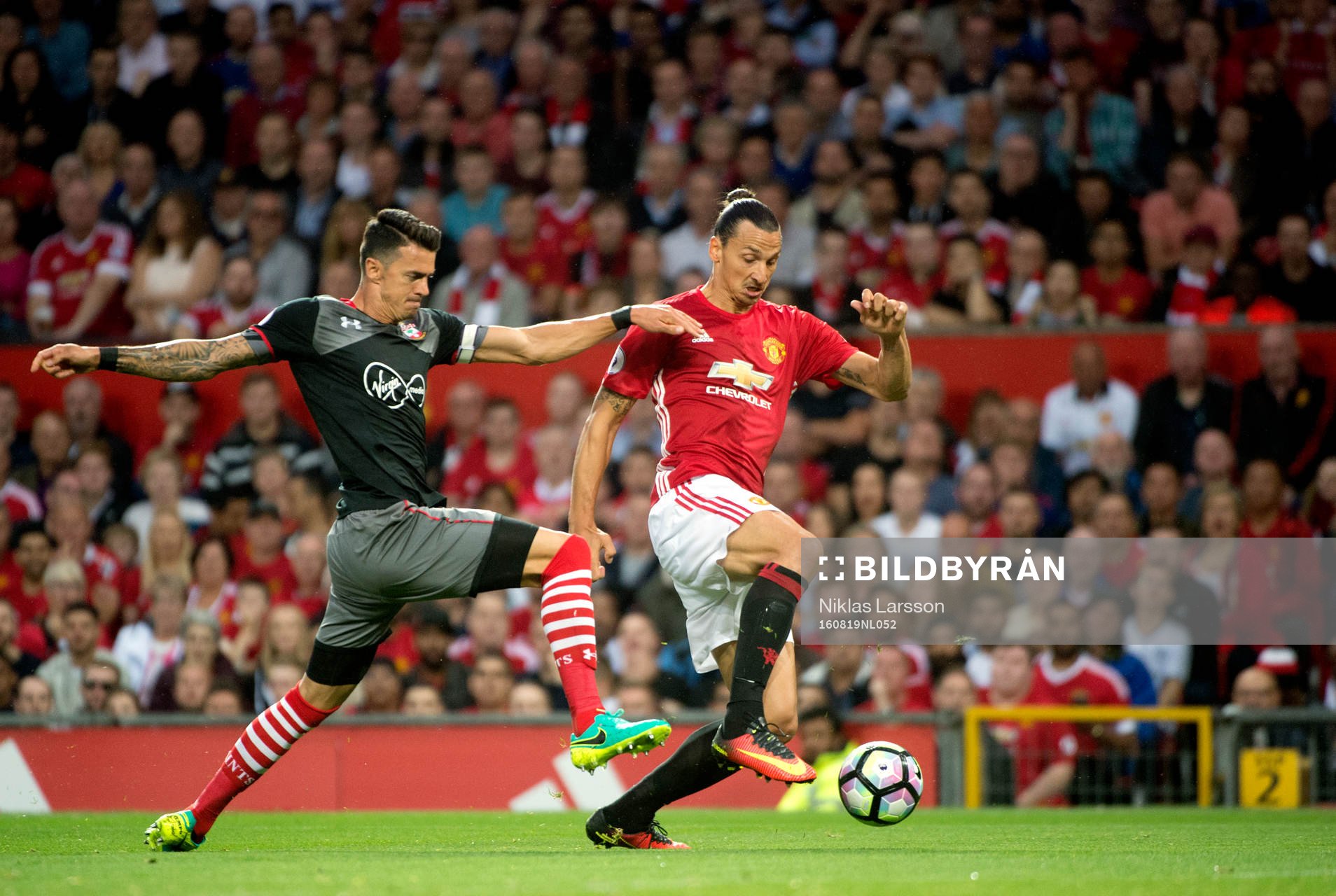 Southamptons Jose Fonte och Manchester Uniteds Zlatan
