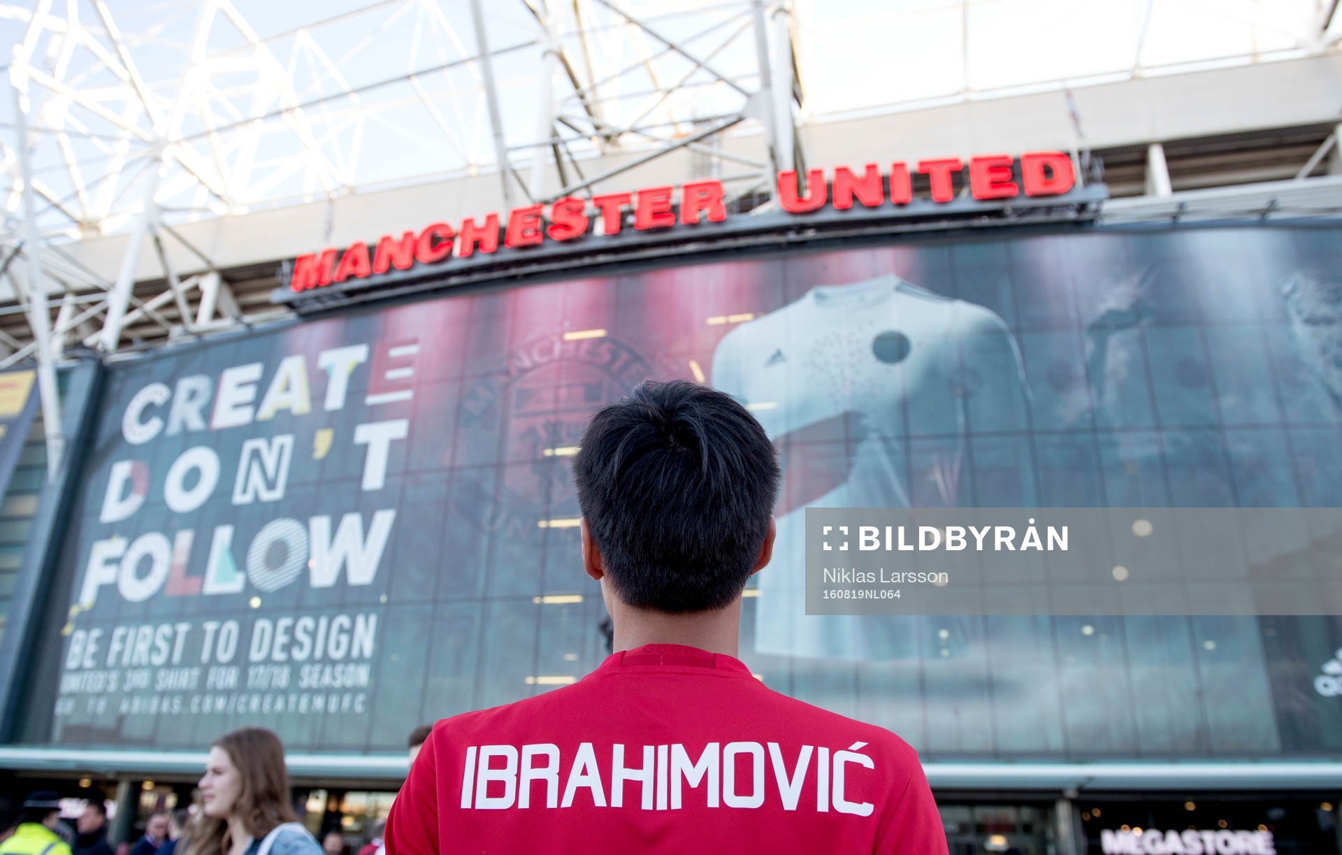En supporter i Zlatan Ibrahimovic matchtröja utanför Old