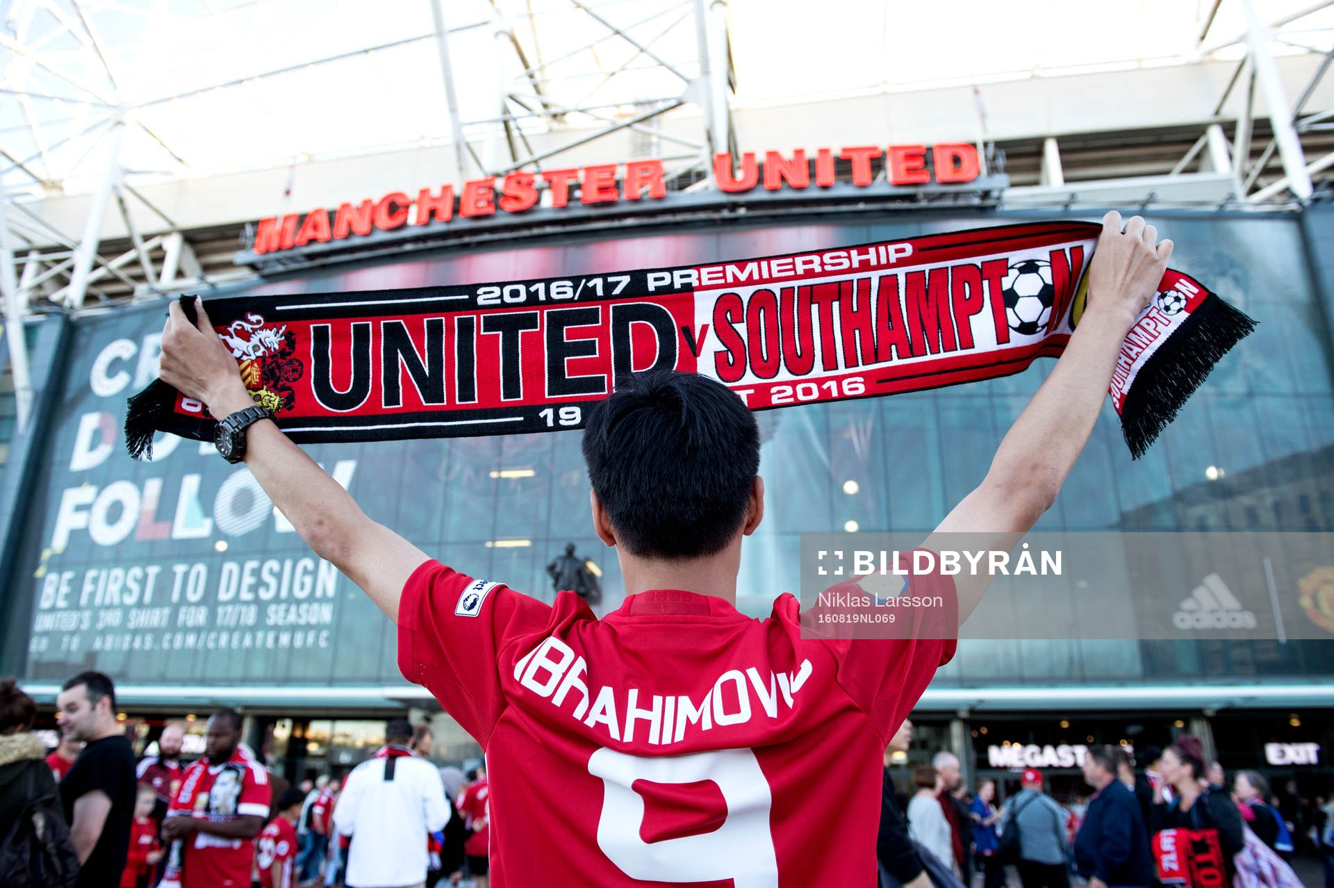 En supporter i Zlatan Ibrahimovic matchtröja håller upp