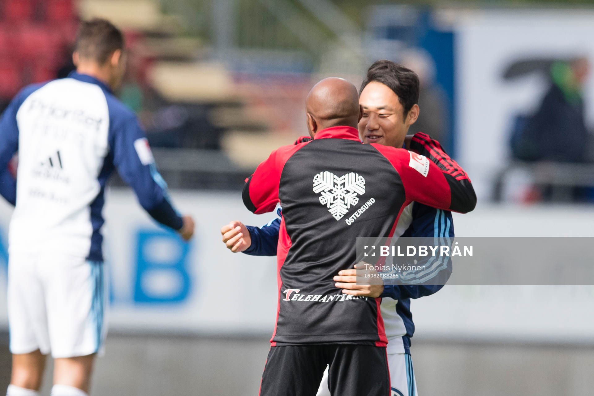 Östersunds Fouad Bachirou kramar om Djurgårdens Seon-Min Moon inför fotbollsmatchen i Allsvenskan mellan Östersund och Djurgården den 20 augusti 2016 i Östersund.