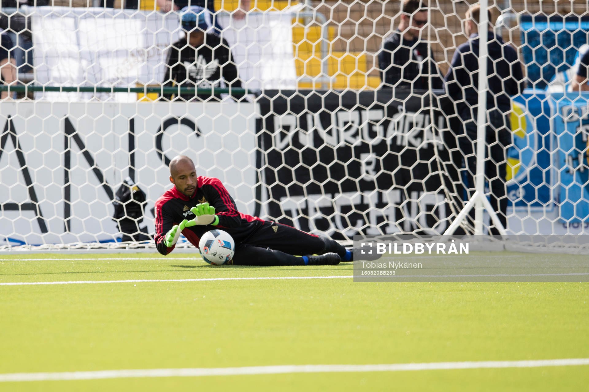 Östersunds målvakt Aly Keita  värmer upp