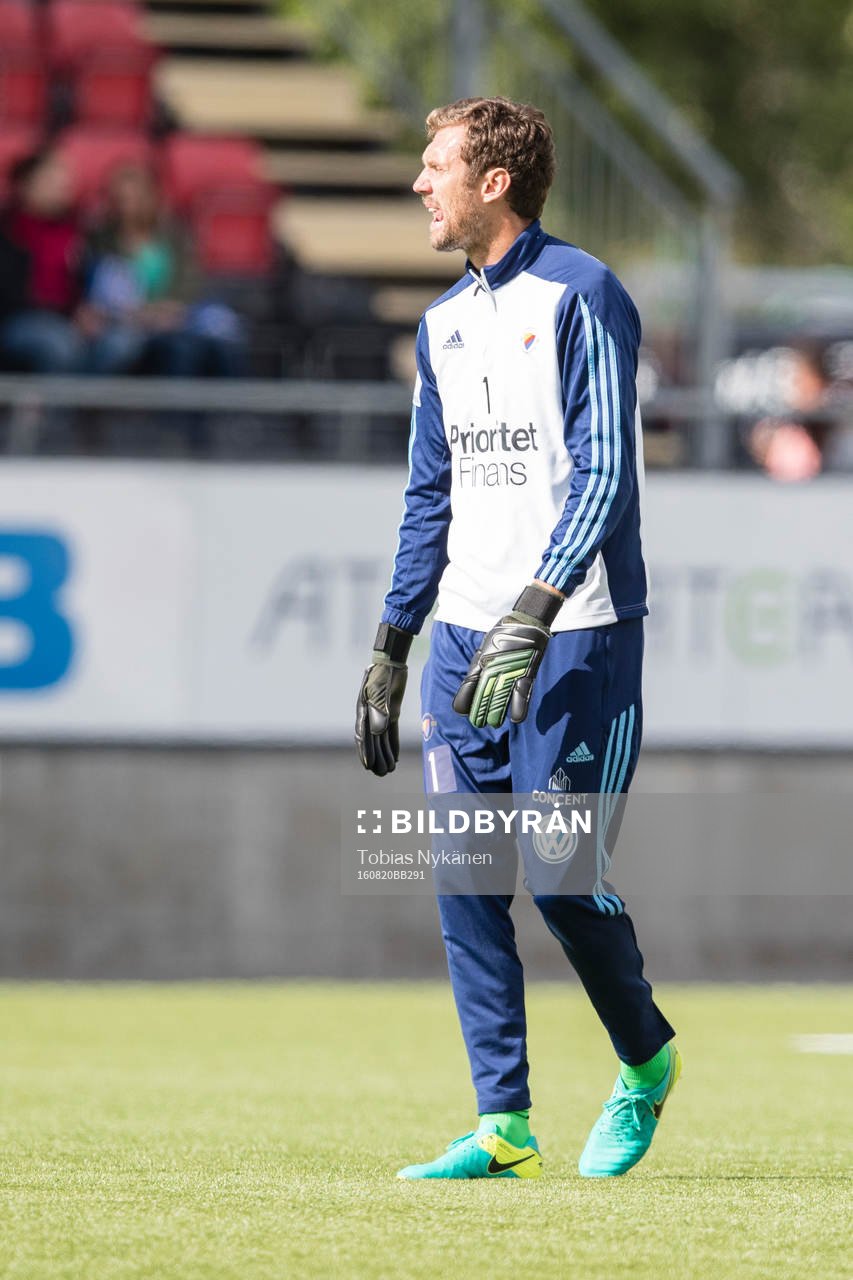 Djurgårdens målvakt Andreas Isaksson värmer upp