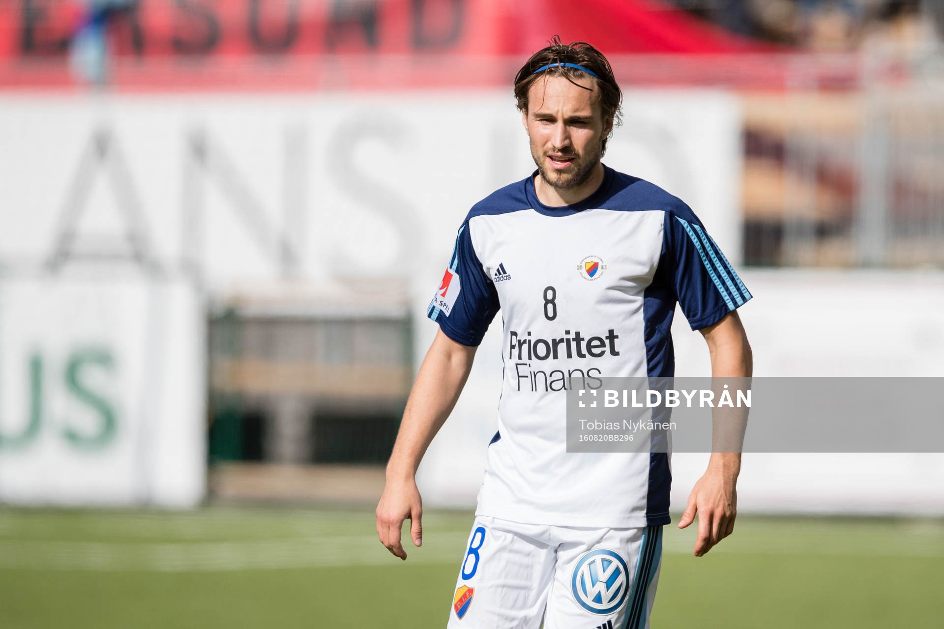 Djurgårdens Kevin Walker värmer upp