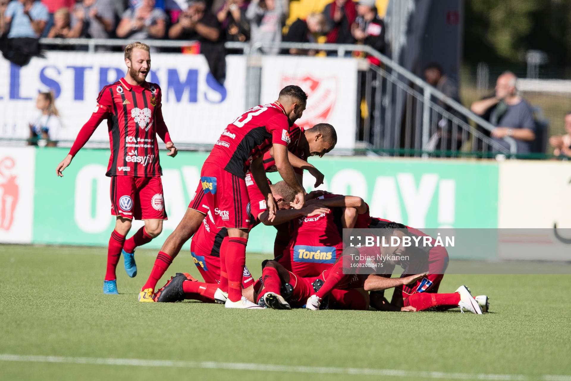 Östersunds Ken Sema jublar efter att han gjort 1-0 målet under fotbollsmatchen i Allsvenskan mellan Östersund och Djurgården den 20 augusti 2016 i Östersund.
