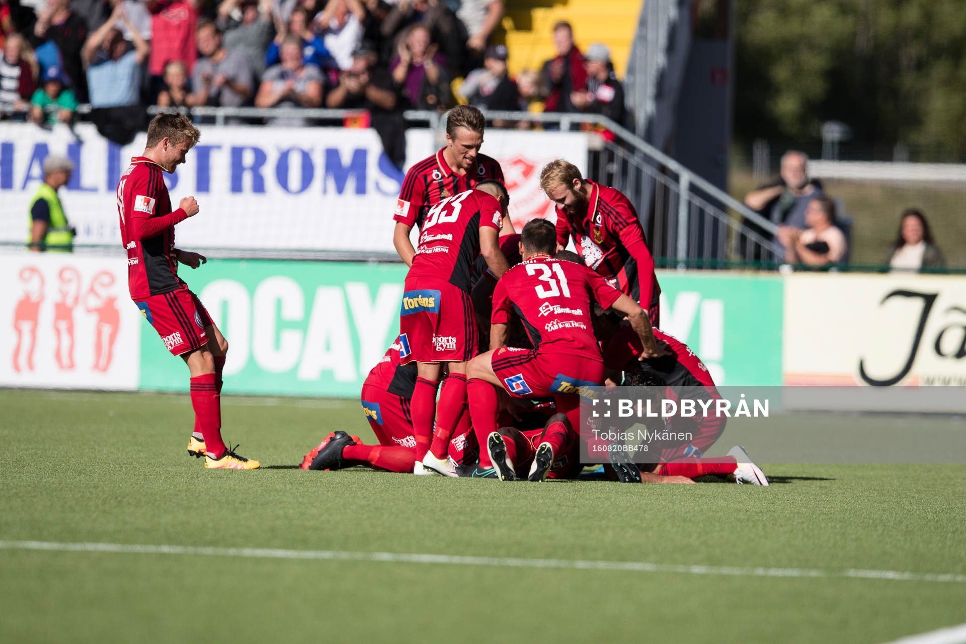 Östersunds Ken Sema jublar efter att han gjort 1-0 målet under fotbollsmatchen i Allsvenskan mellan Östersund och Djurgården den 20 augusti 2016 i Östersund.