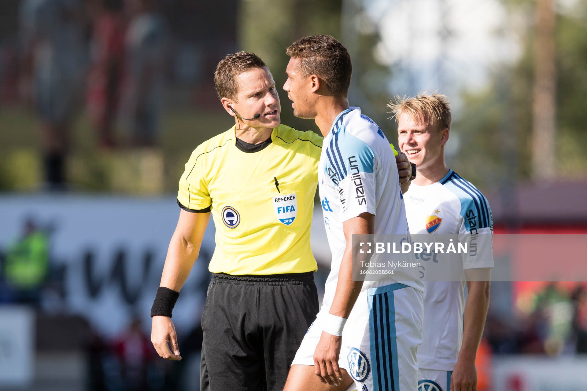 Domare Martin Strömbergsson i samtal med Djurgårdens