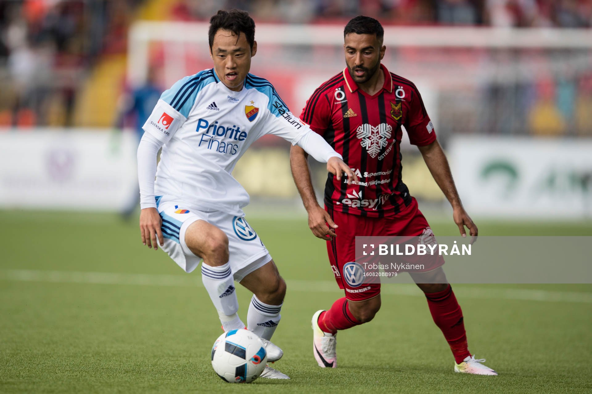 Djurgårdens Seon-Min Moon mot Östersunds Saman Ghoddos under fotbollsmatchen i Allsvenskan mellan Östersund och Djurgården den 20 augusti 2016 i Östersund.