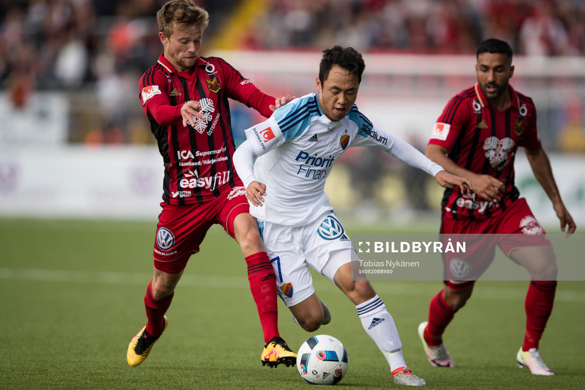 Djurgårdens Seon-Min Moon mot Östersunds Dennis Widgren under fotbollsmatchen i Allsvenskan mellan Östersund och Djurgården den 20 augusti 2016 i Östersund.