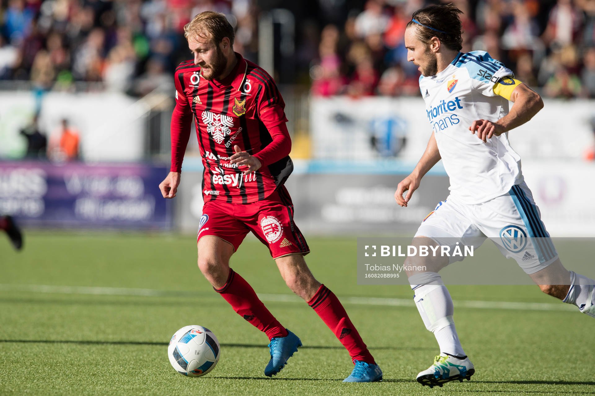 Östersunds Curtis Edwards mot Djurgårdens Kevin Walker