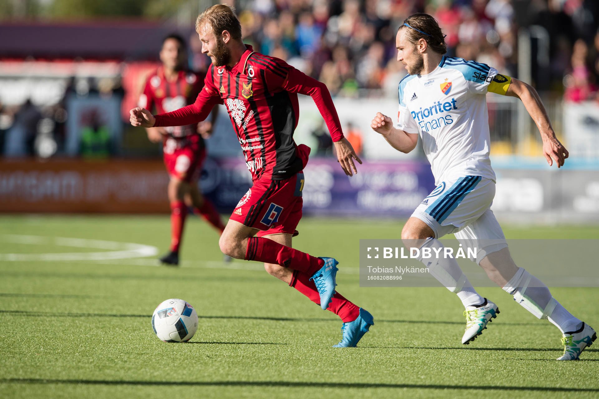 Östersunds Curtis Edwards mot Djurgårdens Kevin Walker
