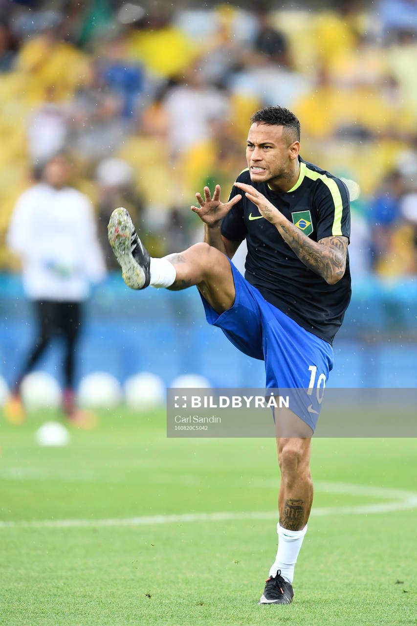 Brasiliens Neymar värmer upp