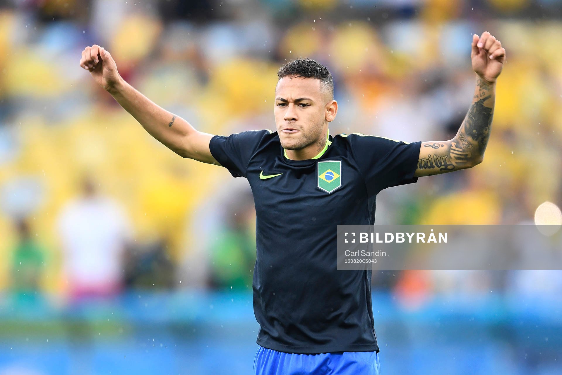Brasiliens Neymar värmer upp