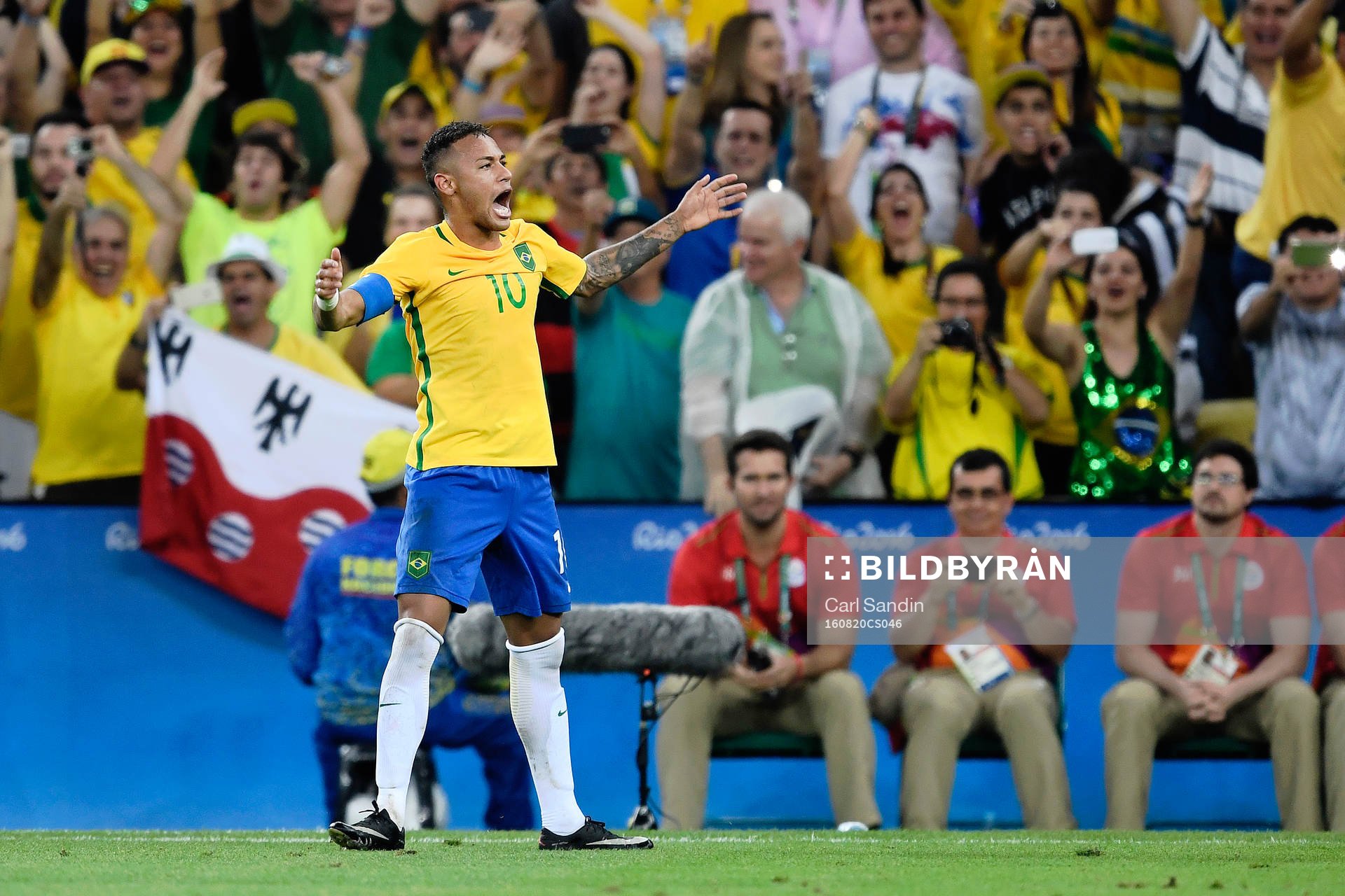 Brasiliens Neymar jublar efter 1-0 i fotbollsfinalen mellan Brasilien och Tyskland den 20 augusti 2016 under OS i Rio de Janeiro.