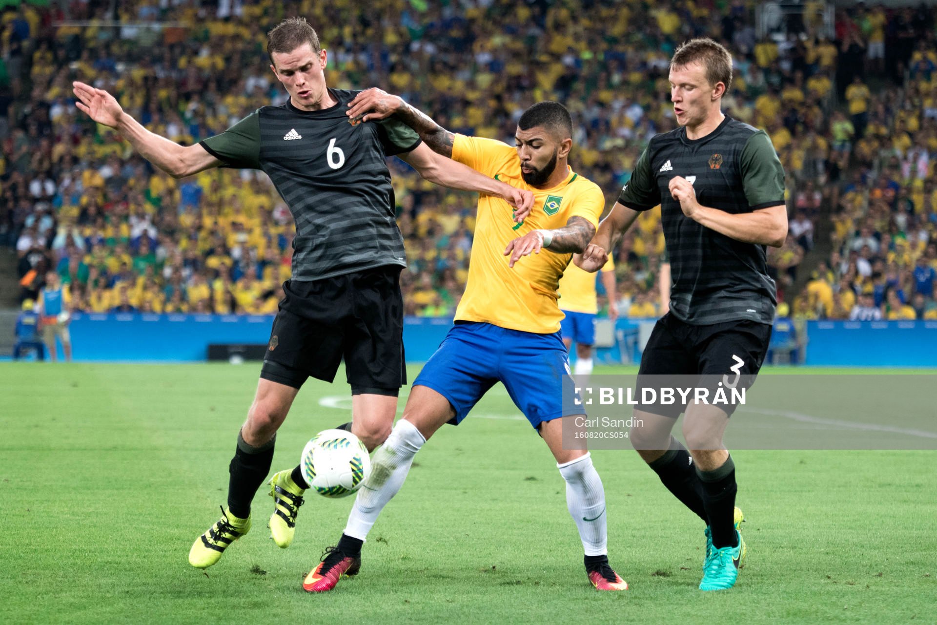 Tysklands Sven Bender (v) och Lukas Klosterman (h) i närkamp med Brasiliens Gabriel Barbosa (m) i fotbollsfinalen mellan Brasilien och Tyskland den 20 augusti 2016 under OS i Rio de Janeiro.