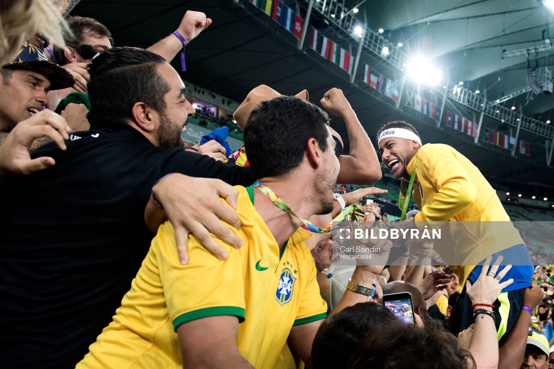 Brasiliens Neymar jublar med publiken