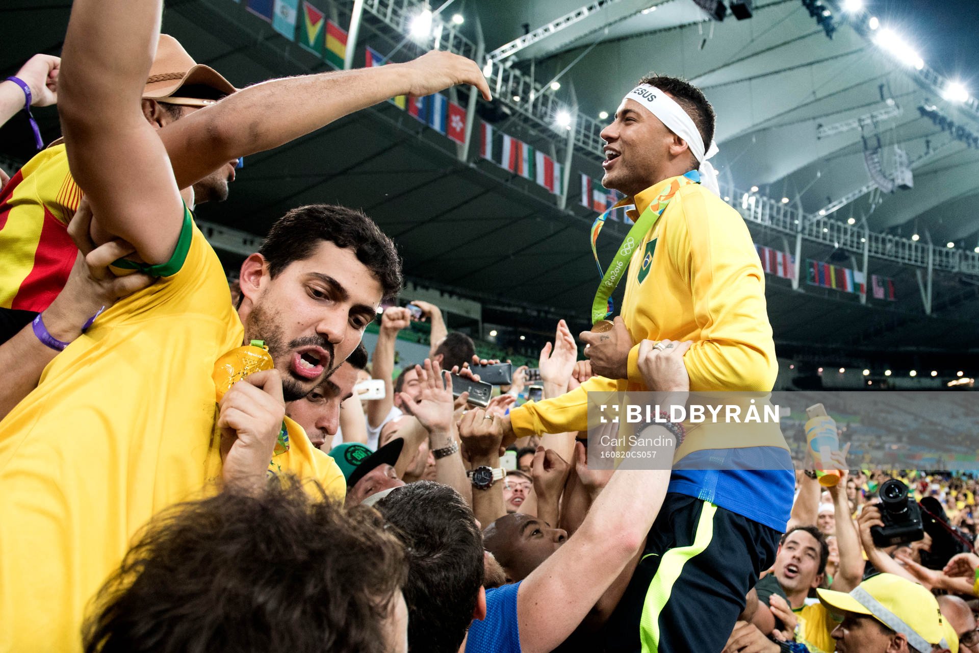 Brasiliens Neymar jublar med publiken efter fotbollsfinalen mellan Brasilien och Tyskland den 20 augusti 2016 under OS i Rio de Janeiro.