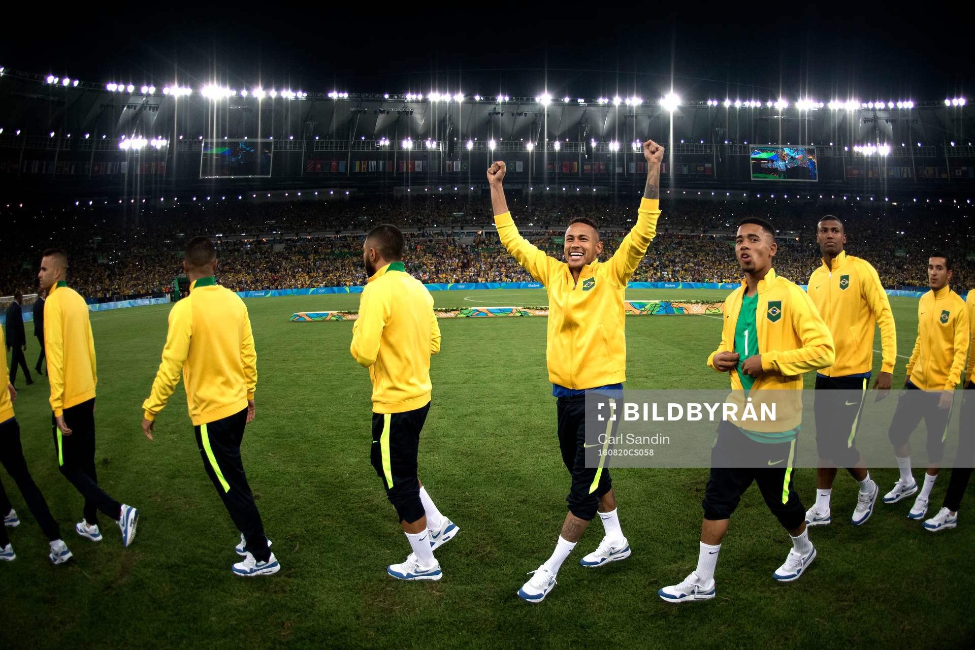 Brasiliens Neymar jublar när han går till medaljceremonin