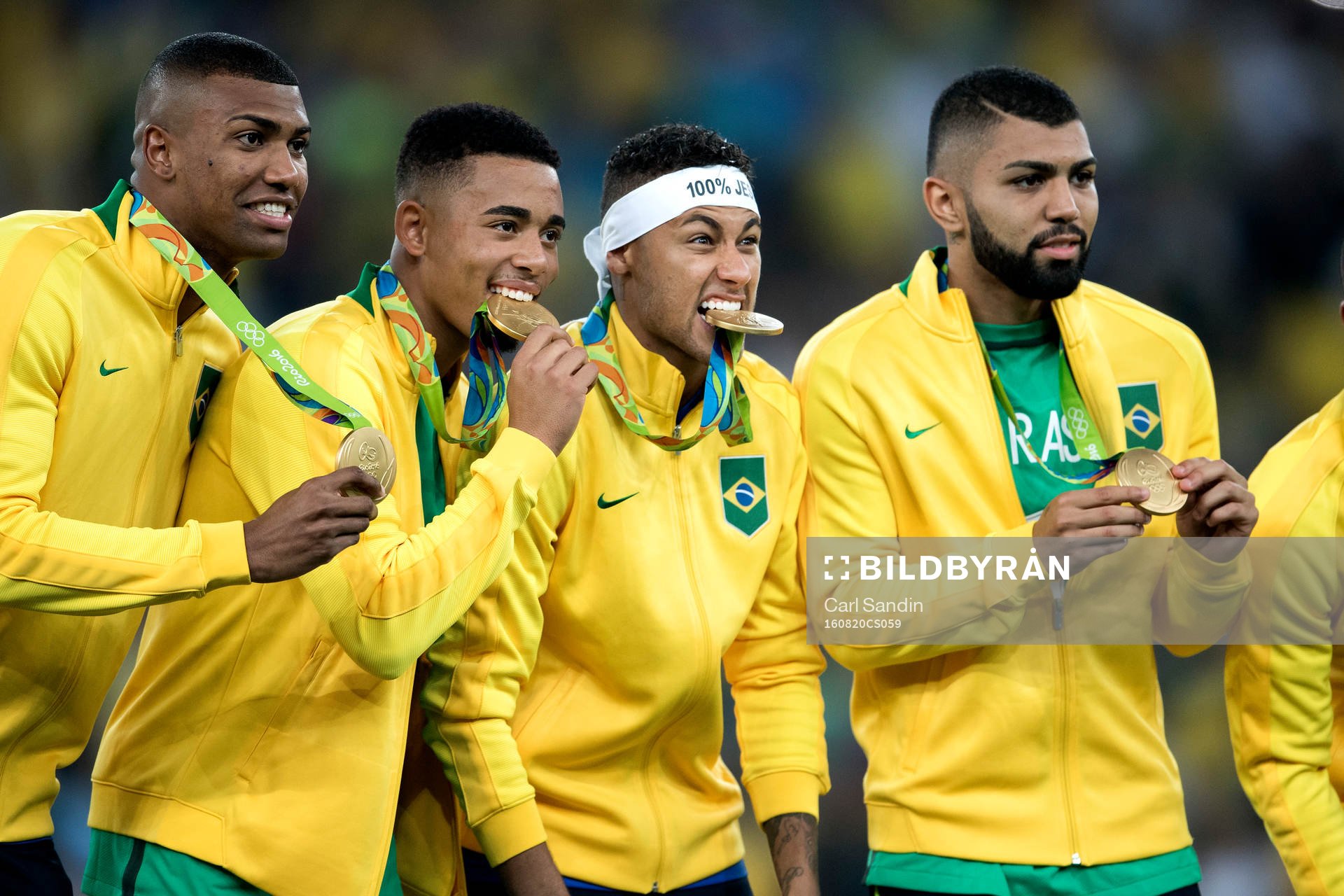 Brasiliens Neymar jublar med sin medalj