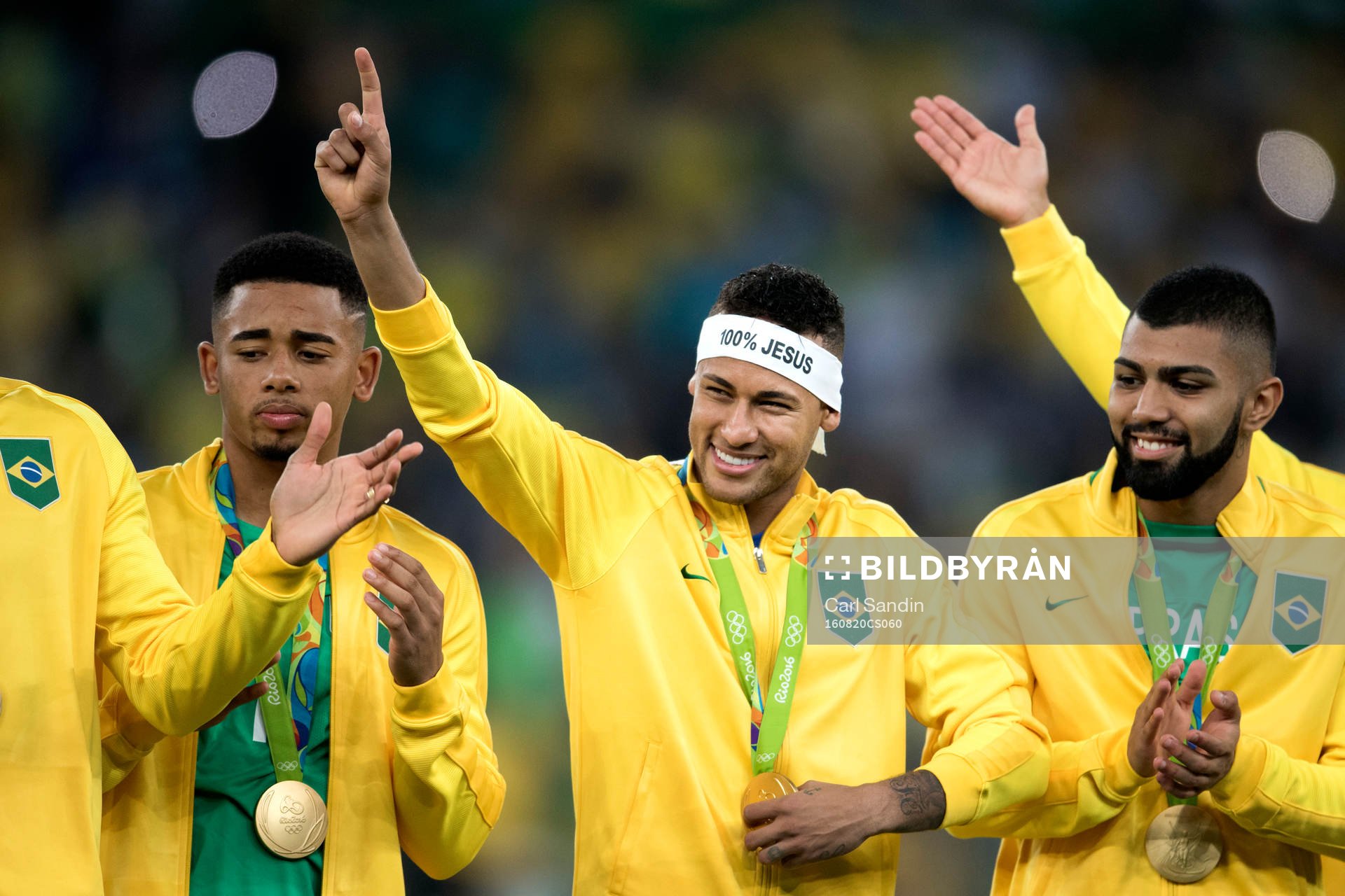 Brasiliens Neymar jublar med sin medalj