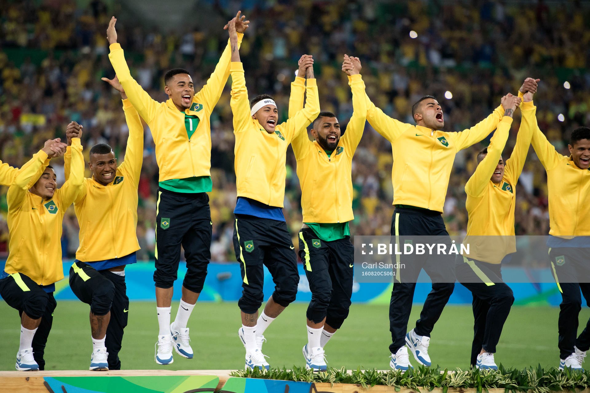 Brasiliens Neymar hoppar upp på prispallen