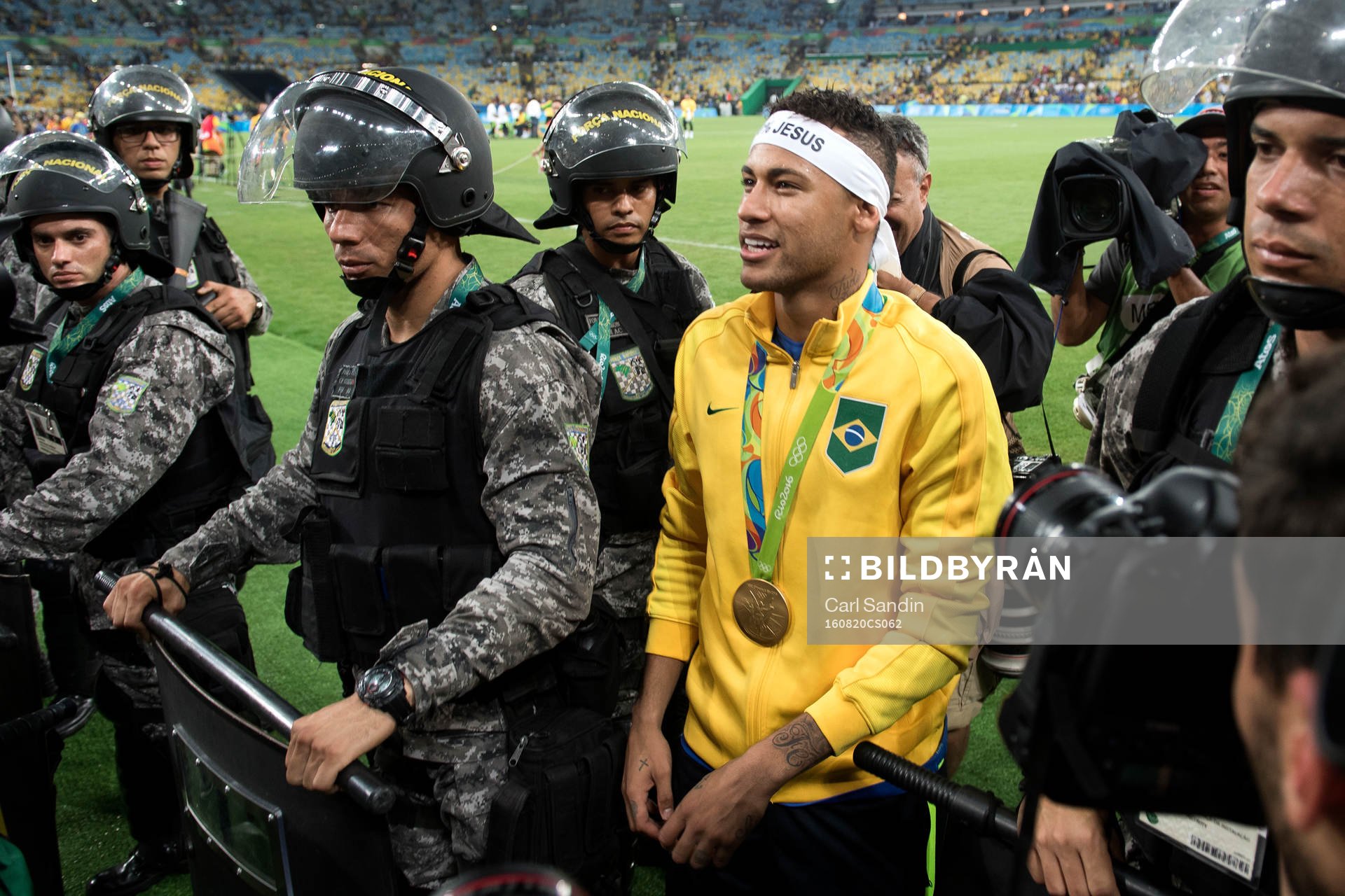 Brasiliens Neymar med sin medalj
