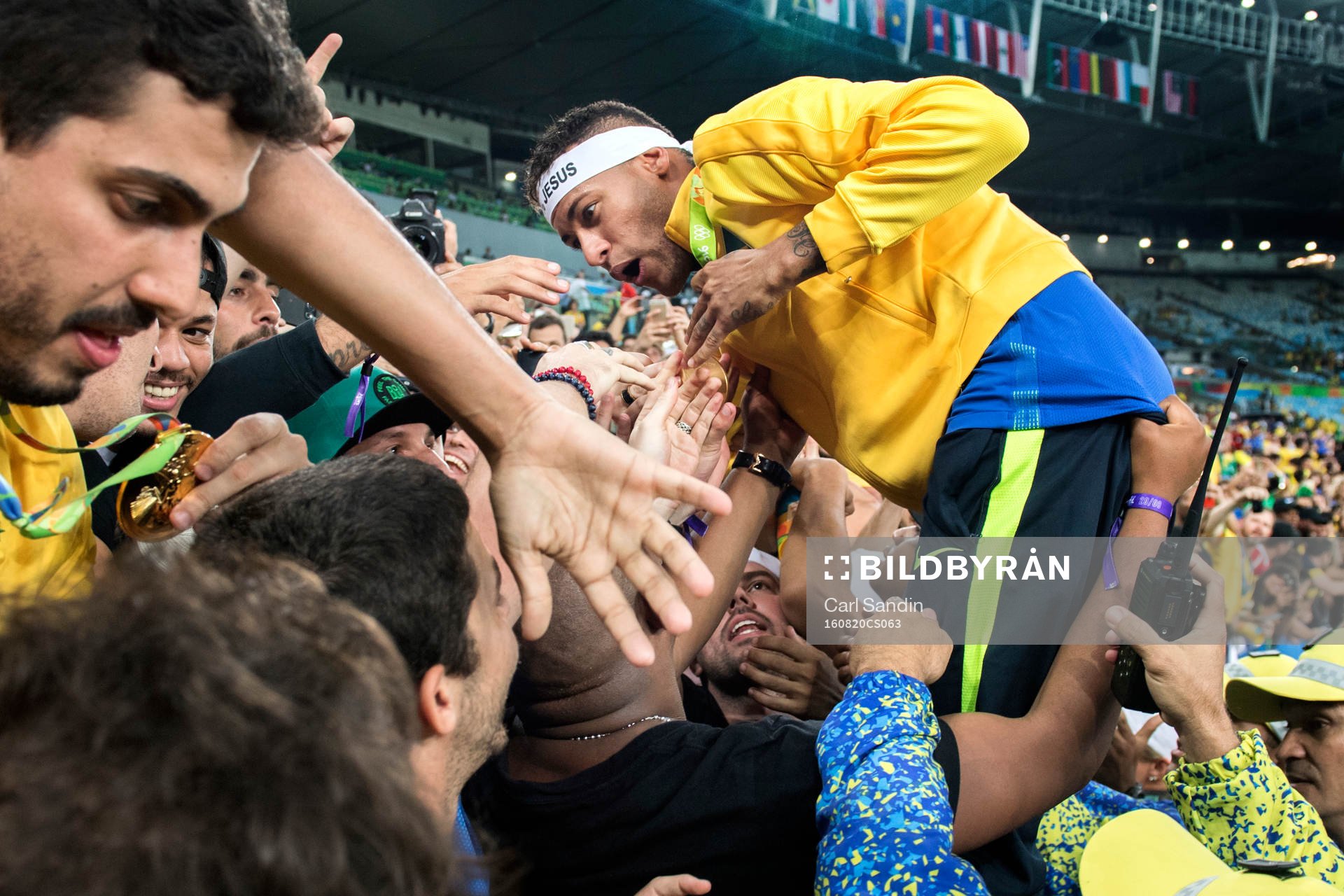 Brasiliens Neymar jublar med publiken