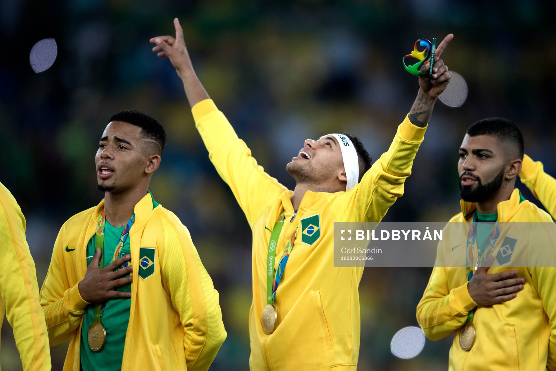 Brasiliens Neymar jublar med sin medalj