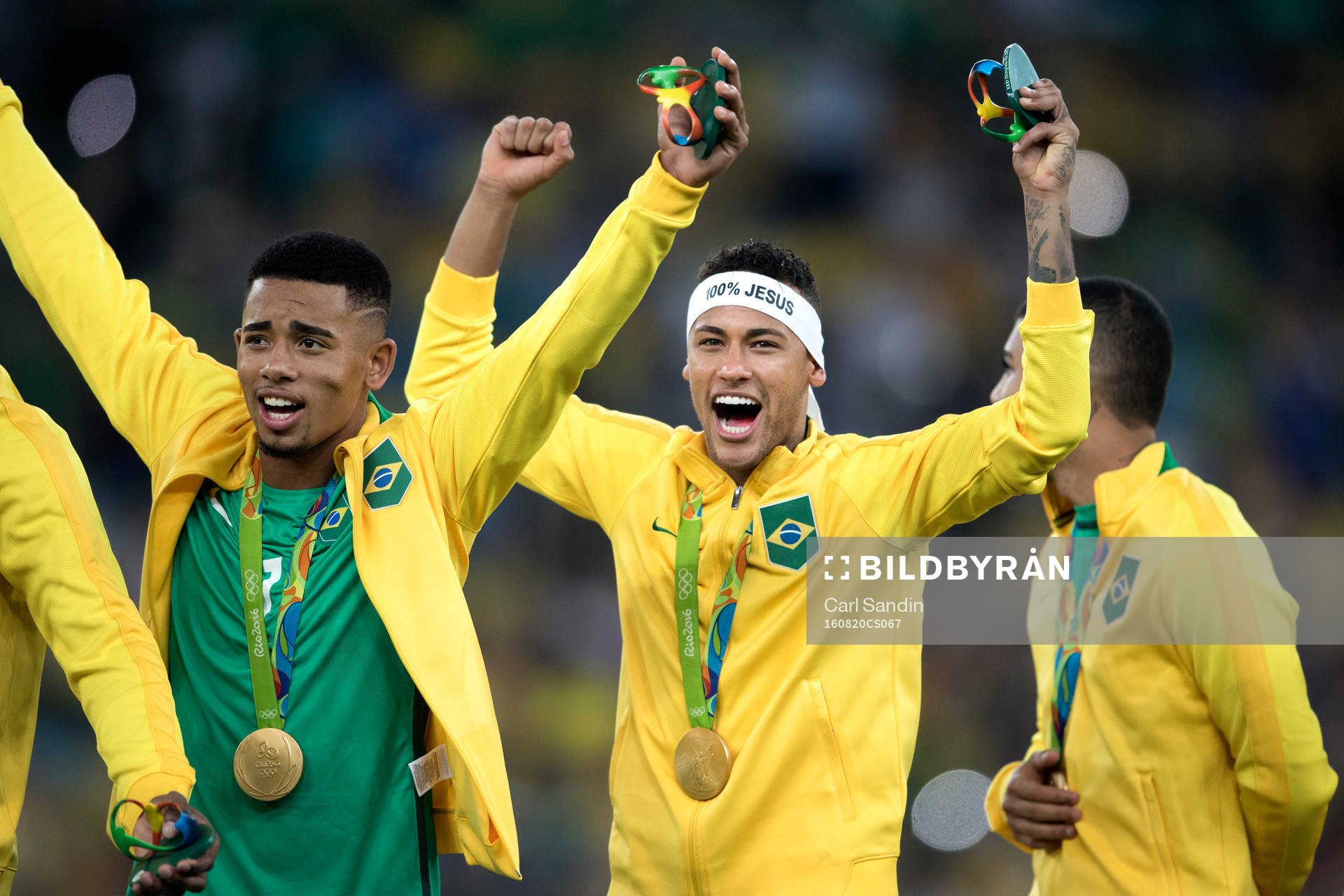 Brasiliens Neymar jublar med sin medalj