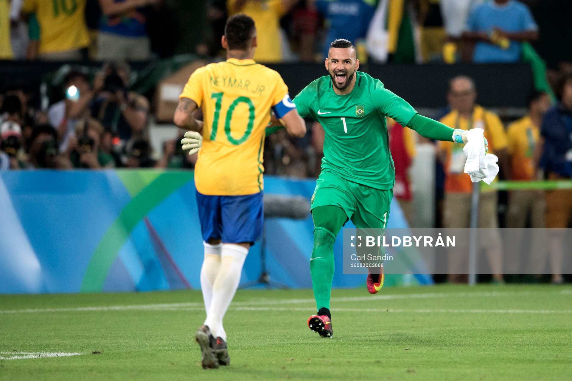 Brasiliens målvakt Weverton jublar
