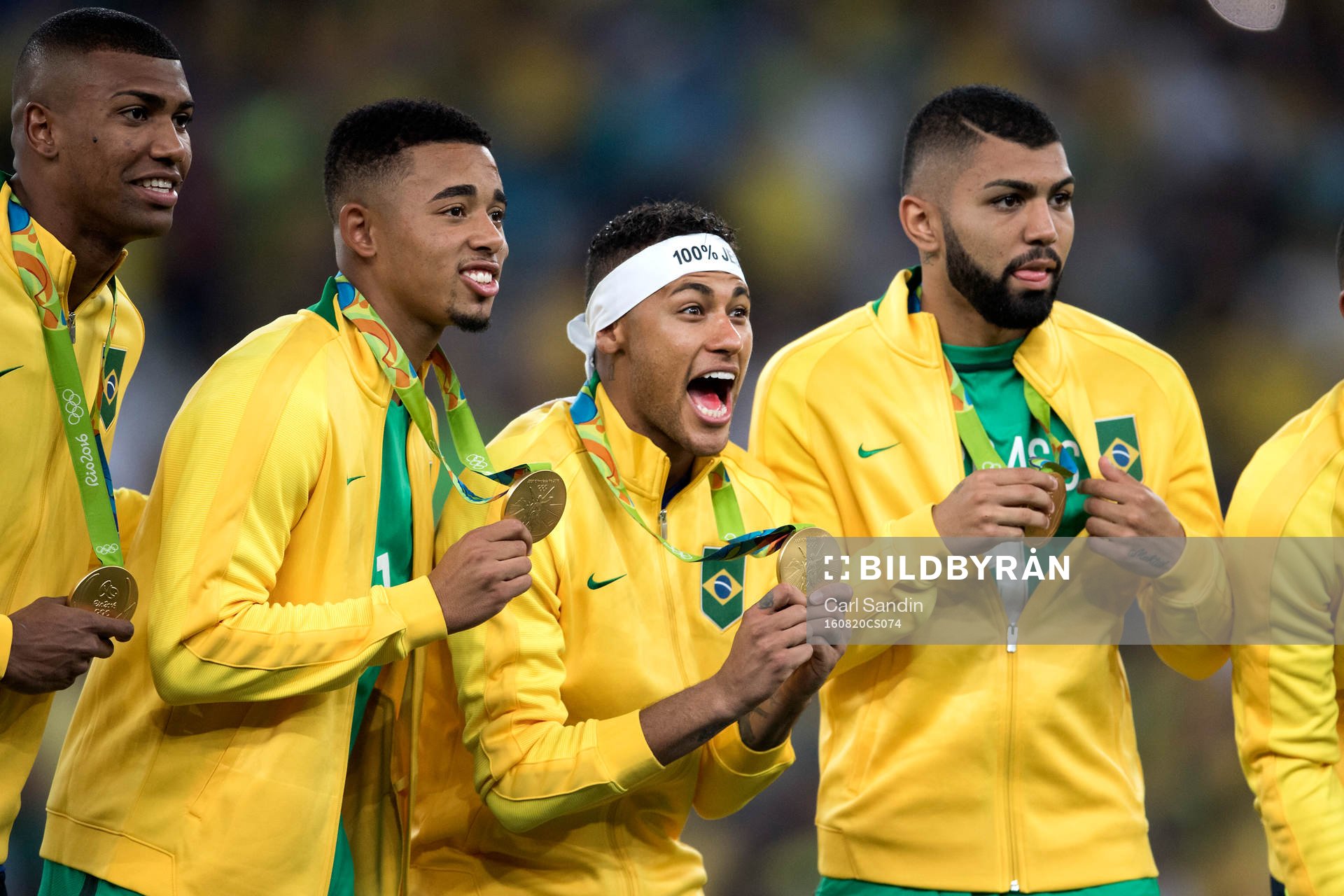 Brasiliens Neymar jublar med sin medalj