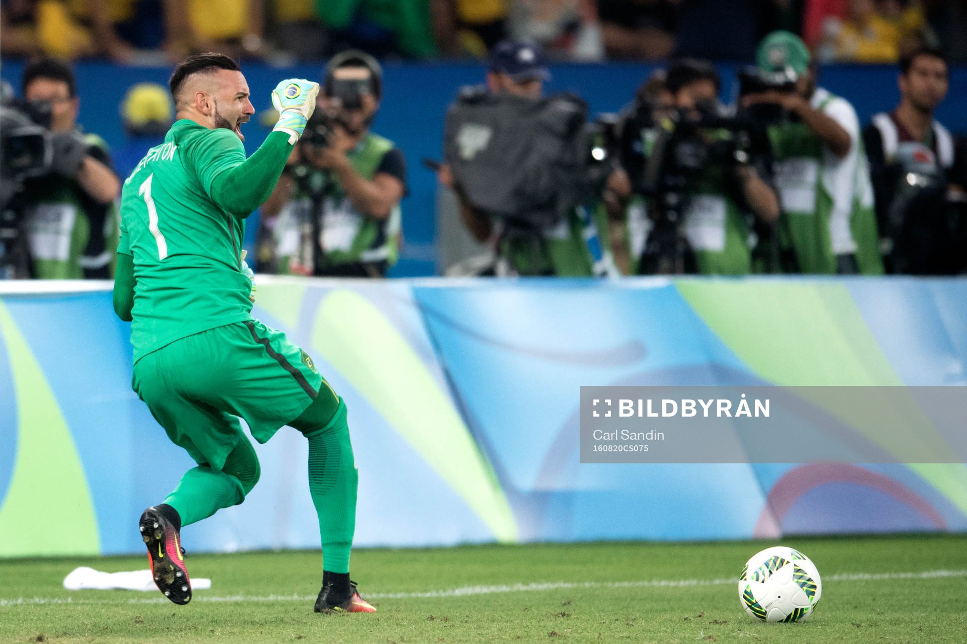 Brasiliens målvakt Weverton jublar