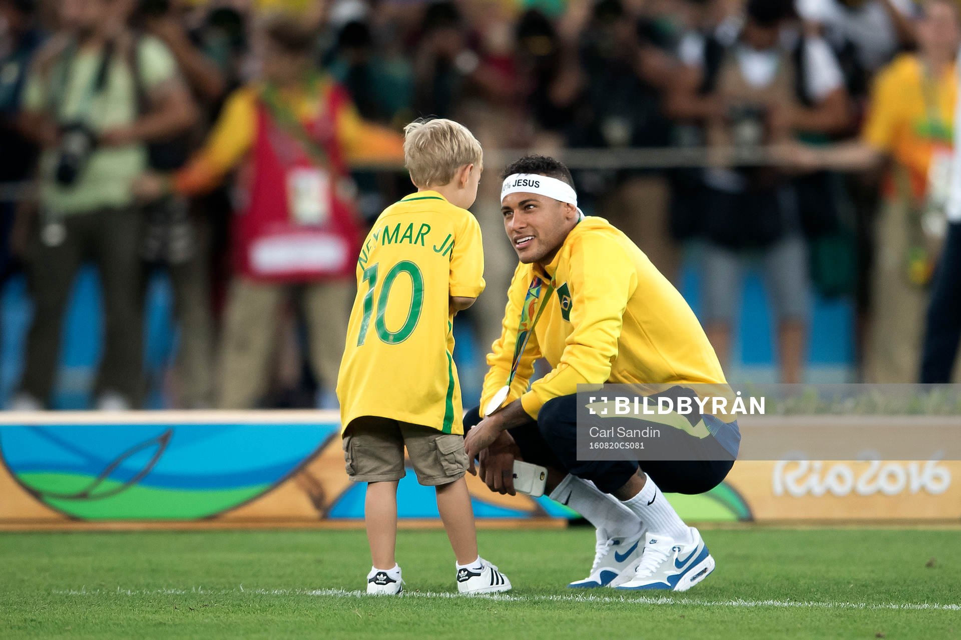 Brasiliens Neymar med en liten kille efter fotbollsfinalen mellan Brasilien och Tyskland den 20 augusti 2016 under OS i Rio de Janeiro.