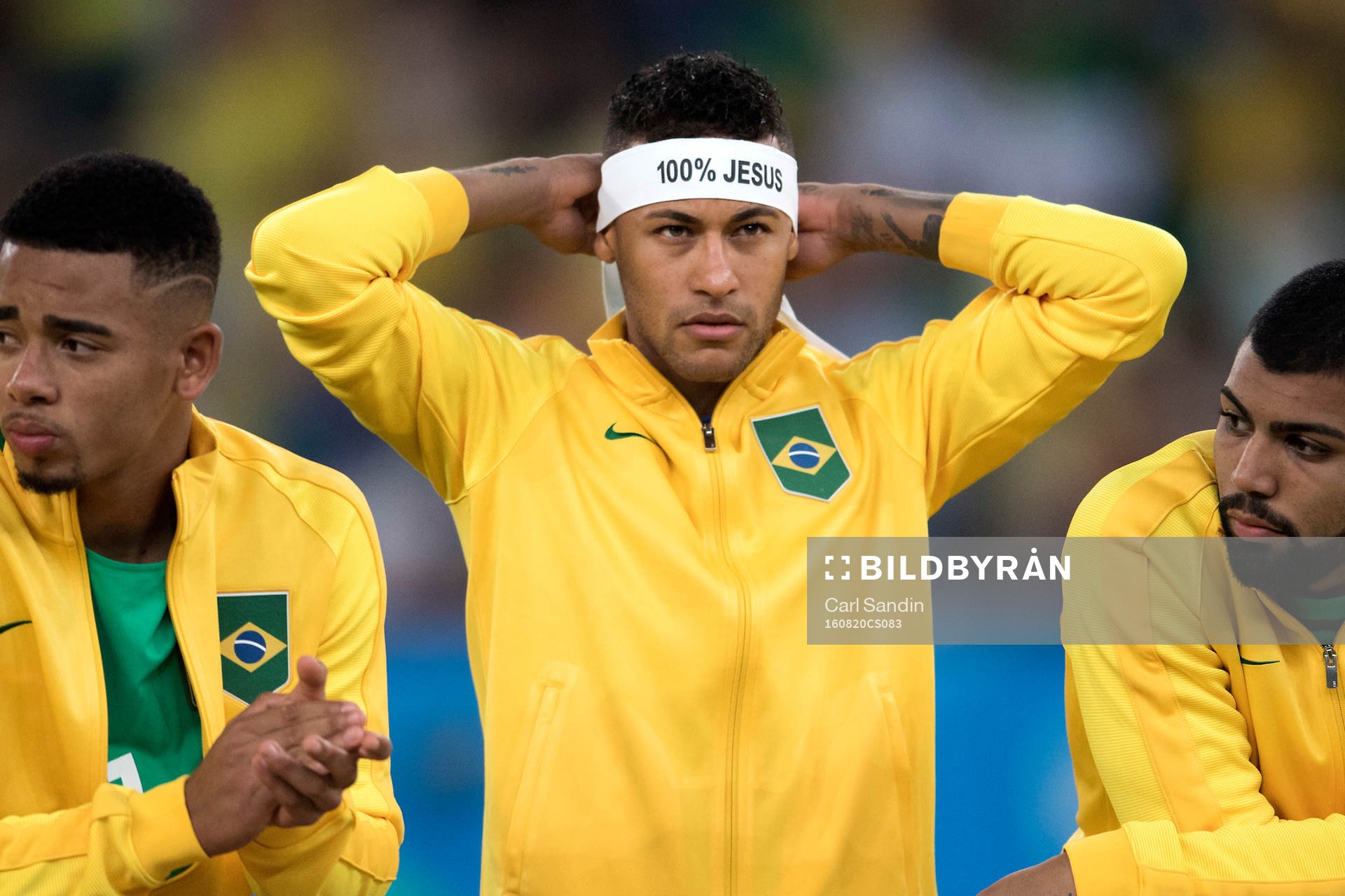 Brasiliens Neymar tar på sin en bindel med texten 100%