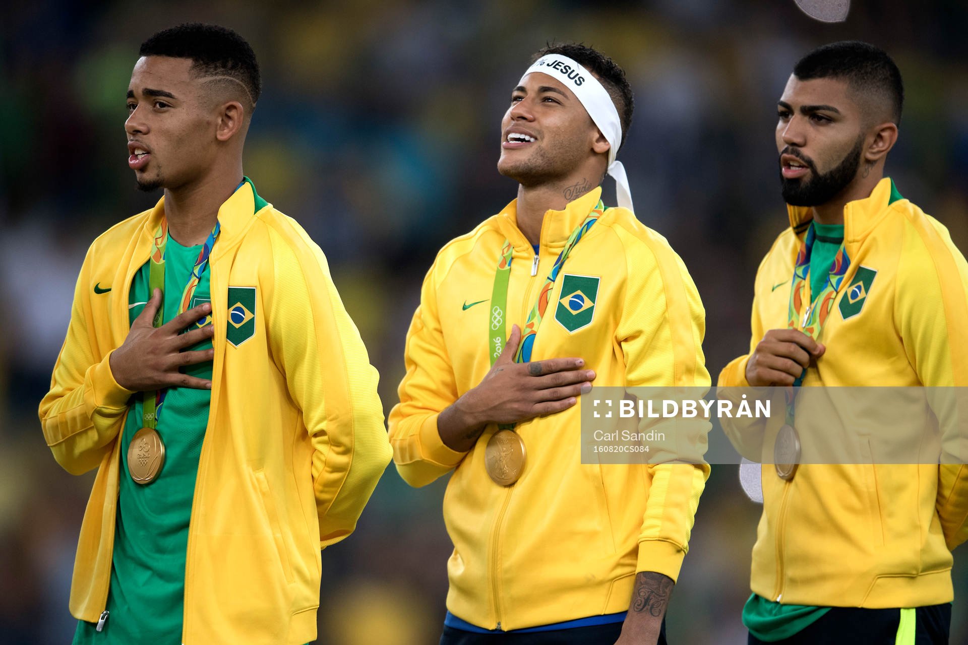 Brasiliens Neymar sjunger nationalsången