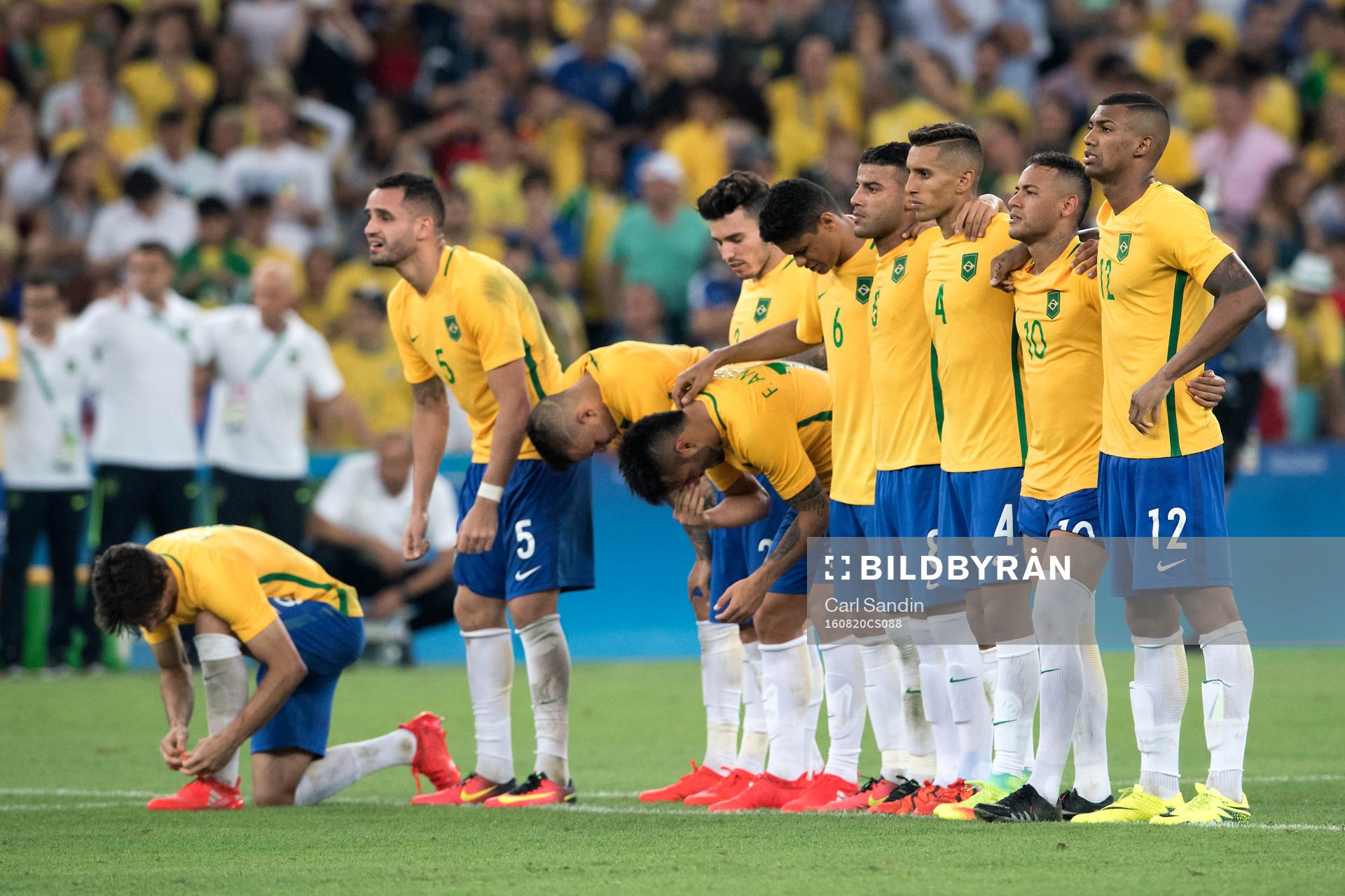 De brasilianska spelarna gör sig redo för straffläggning i fotbollsfinalen mellan Brasilien och Tyskland den 20 augusti 2016 under OS i Rio de Janeiro.
