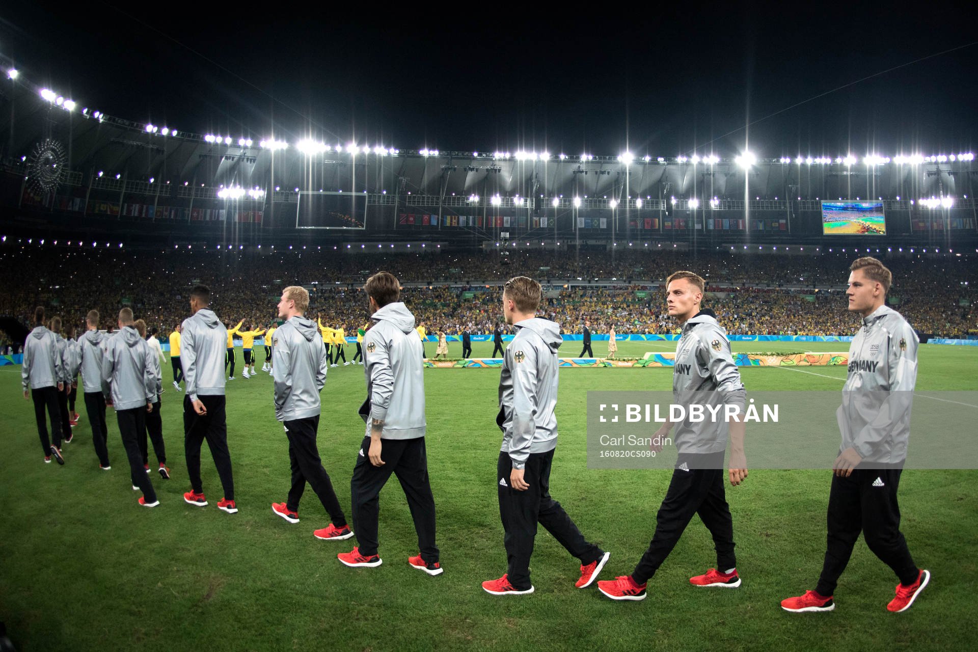 De tyska spelarna går till medaljceremonin