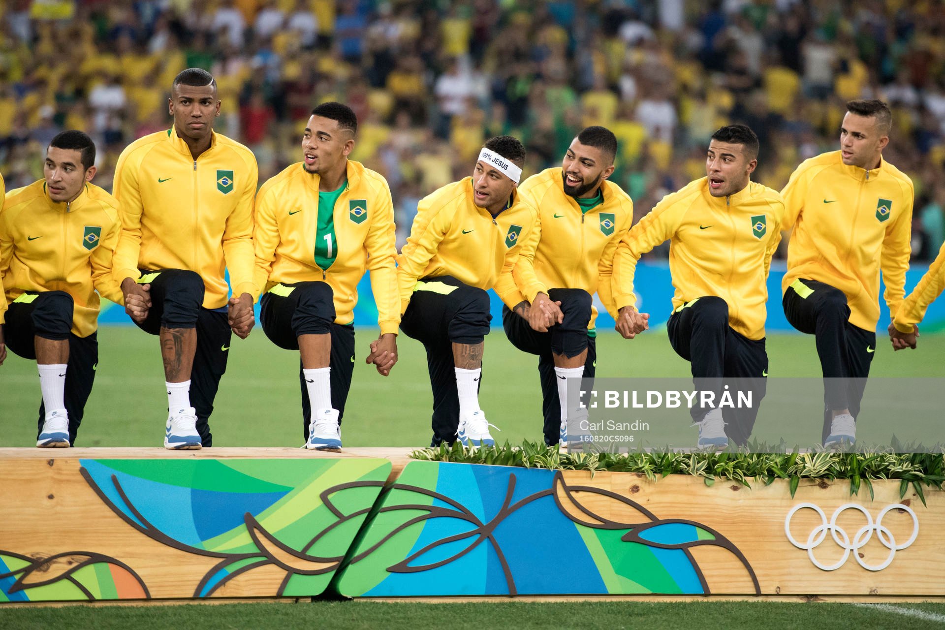De brasilianska spelarna gör sig redo att hoppa upp på