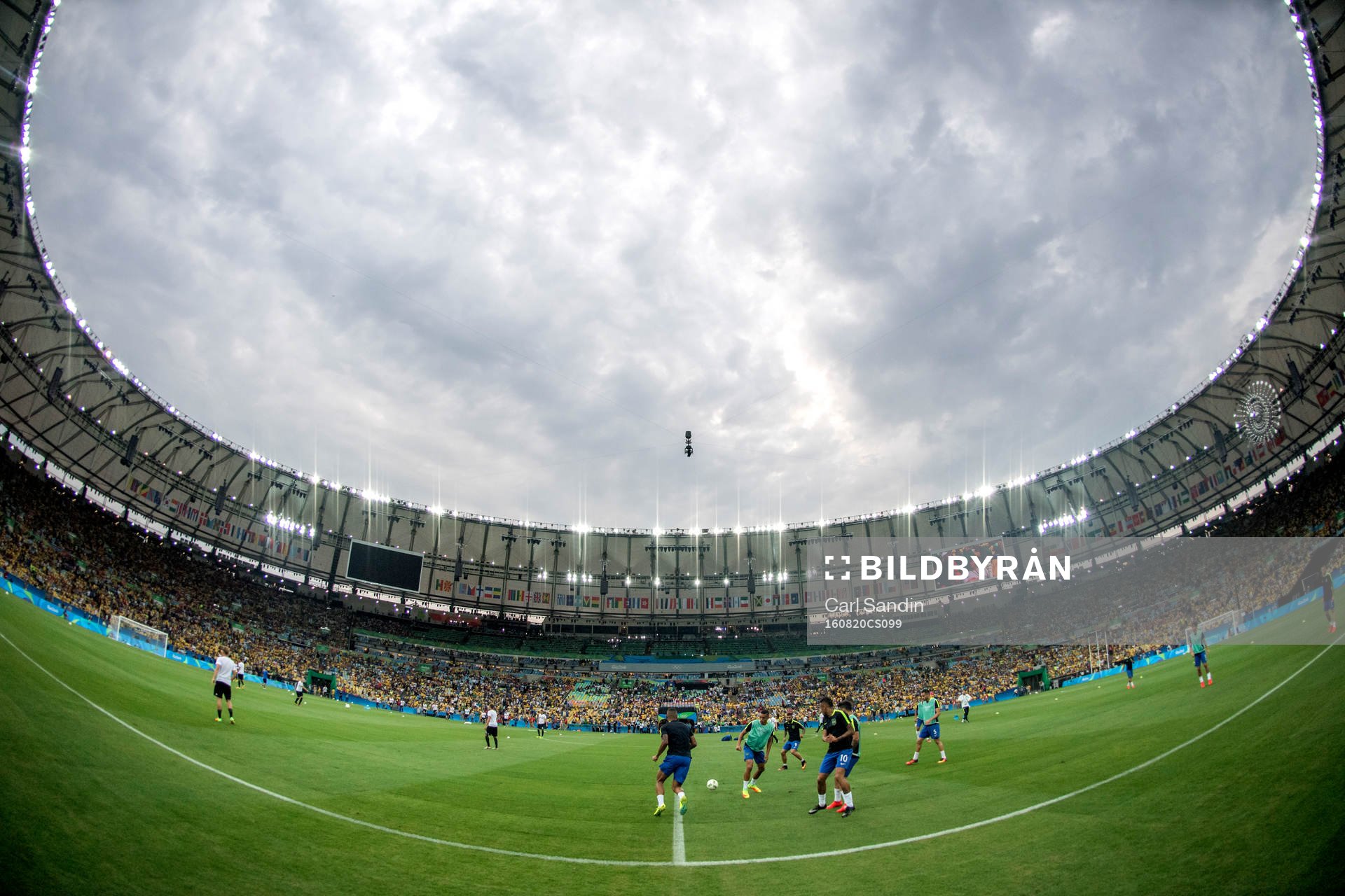 Spelarna värmer upp på Maracana innan fotbollsfinalen