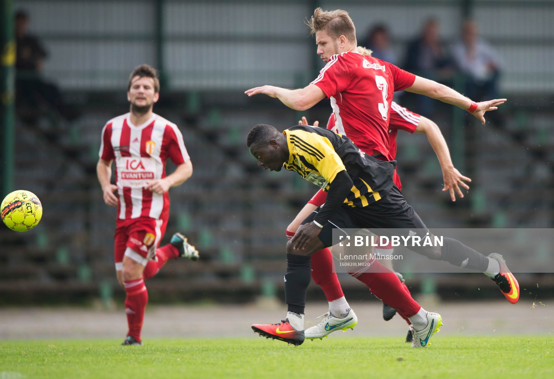 IFK Hässleholms Mike Andrew på väg att göra 1-1 i