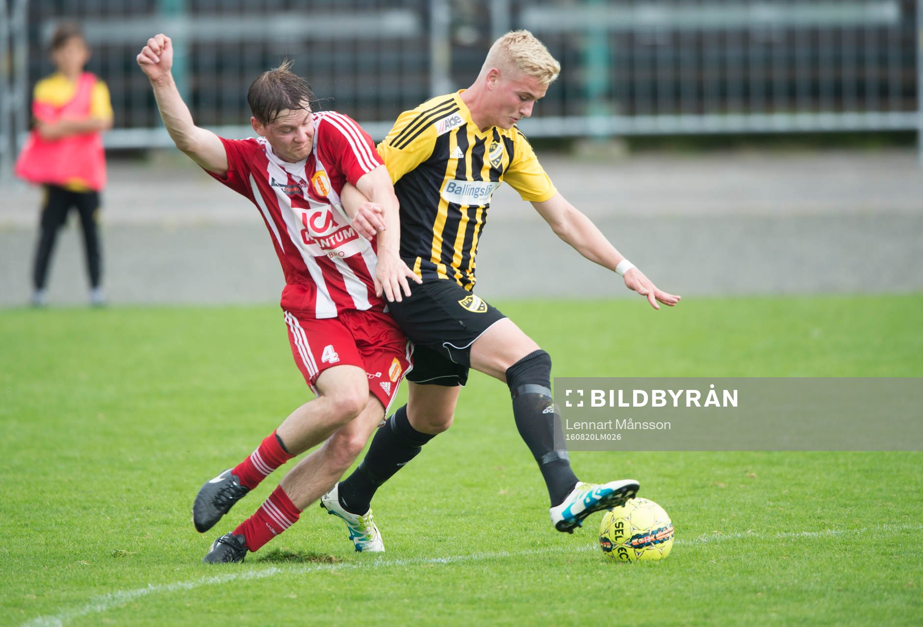 IFK Hässleholms Linus Svensson i matchen i division 2