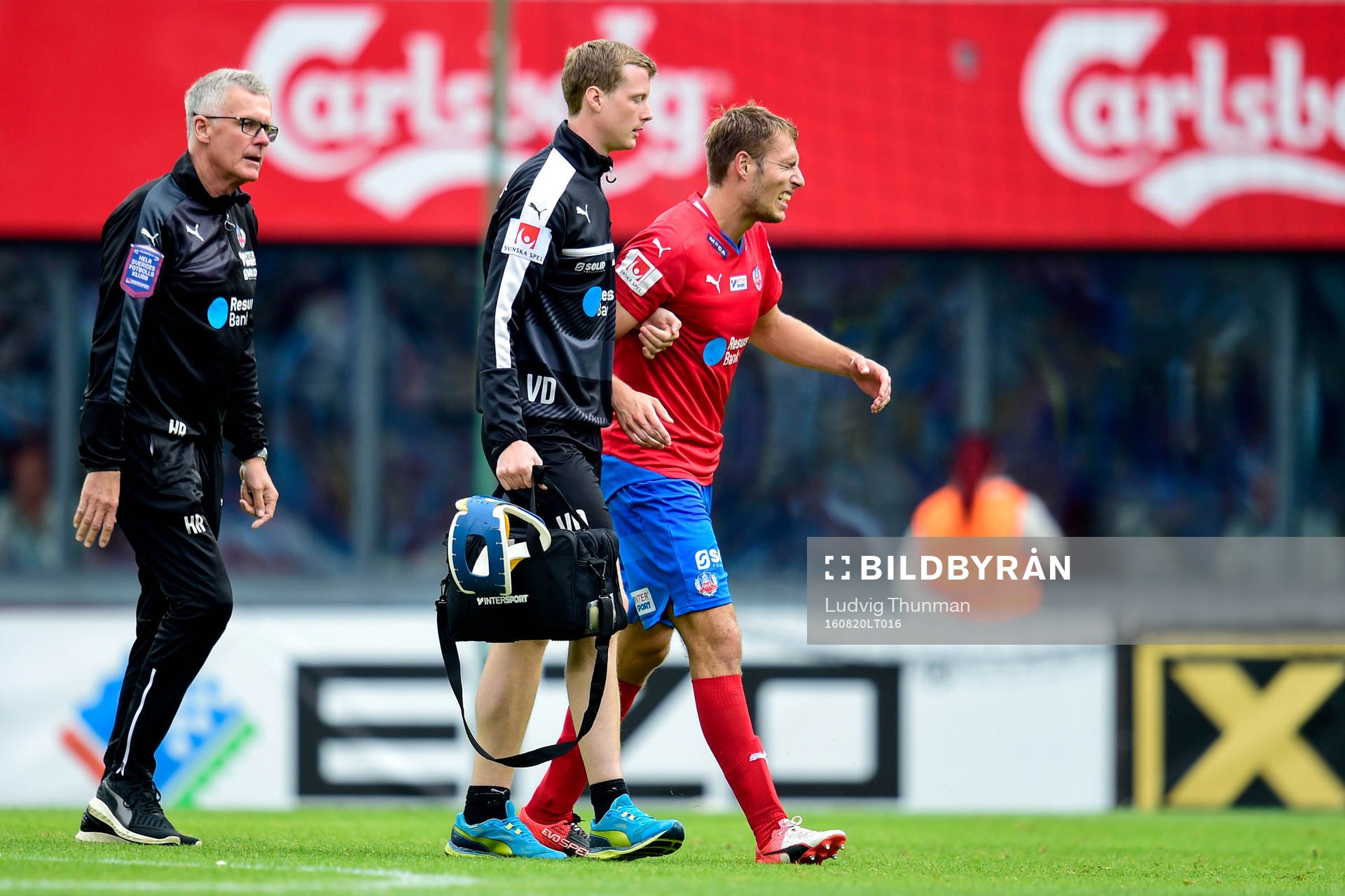 Helsingborgs Frederik Helstrup får hjälp av planen med en