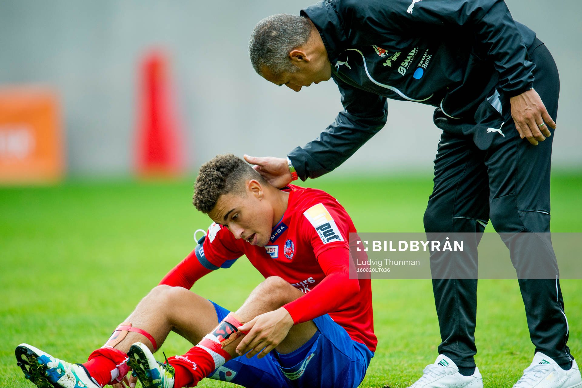 Helsingborgs Jordan Larsson deppar och tröstas av manager