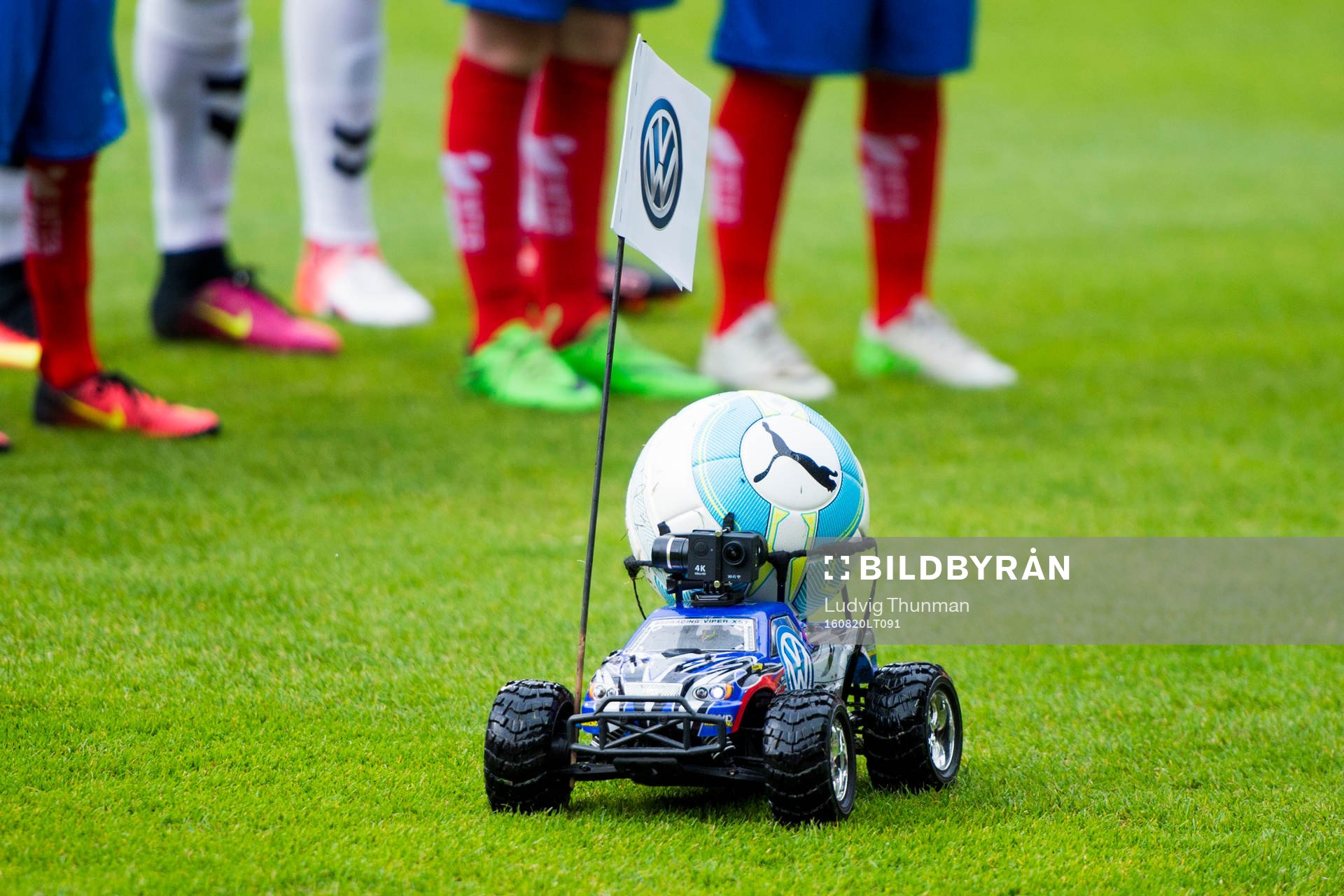 Matchbollen kommer in med radiostyrd bil